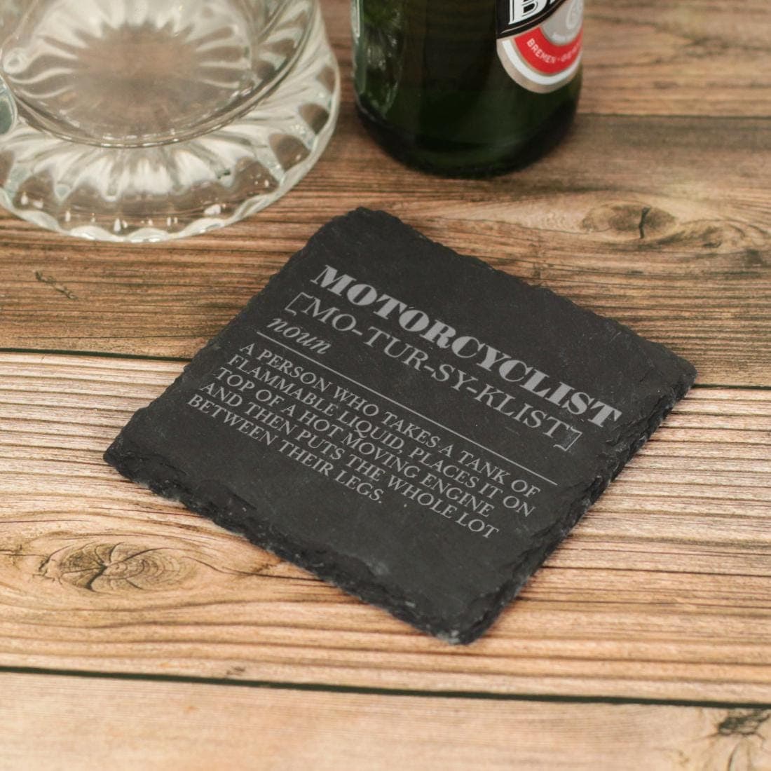 Posavasos de pizarra con definición de motorista