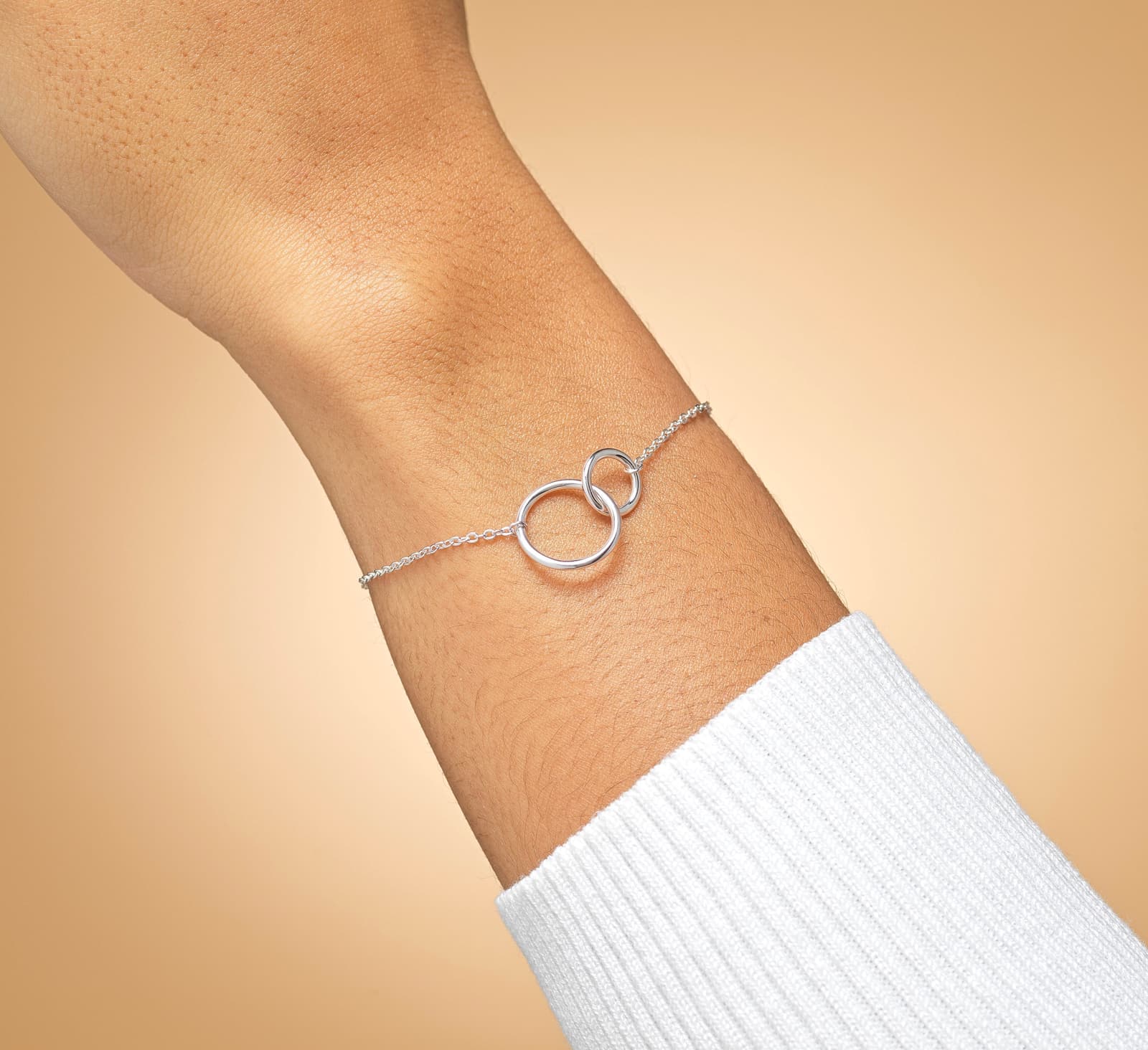 Collar de plata con círculos entrelazados para regalar a tu cuñada, foto 3