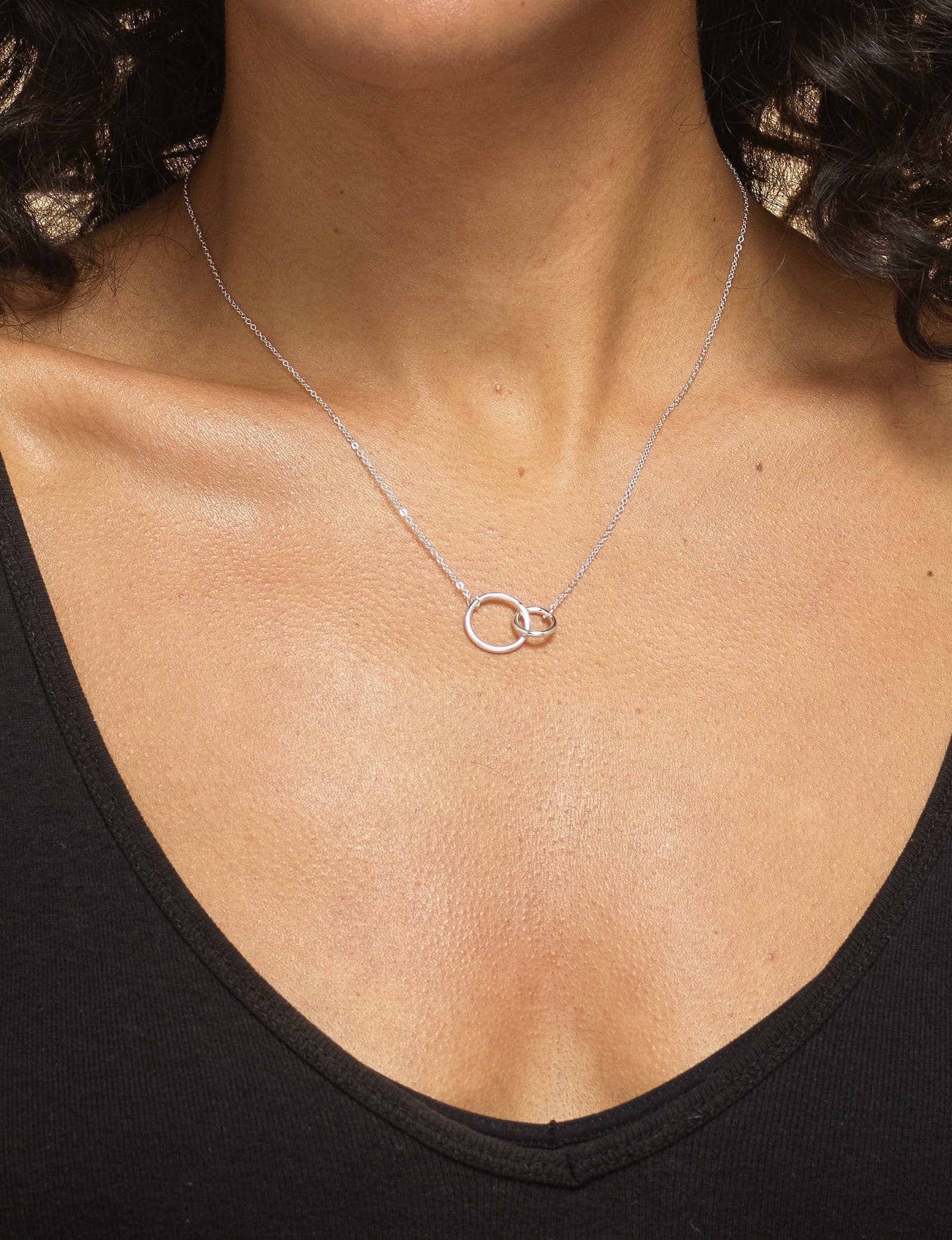Collar de plata con círculos entrelazados para regalar a tu cuñada, foto 6