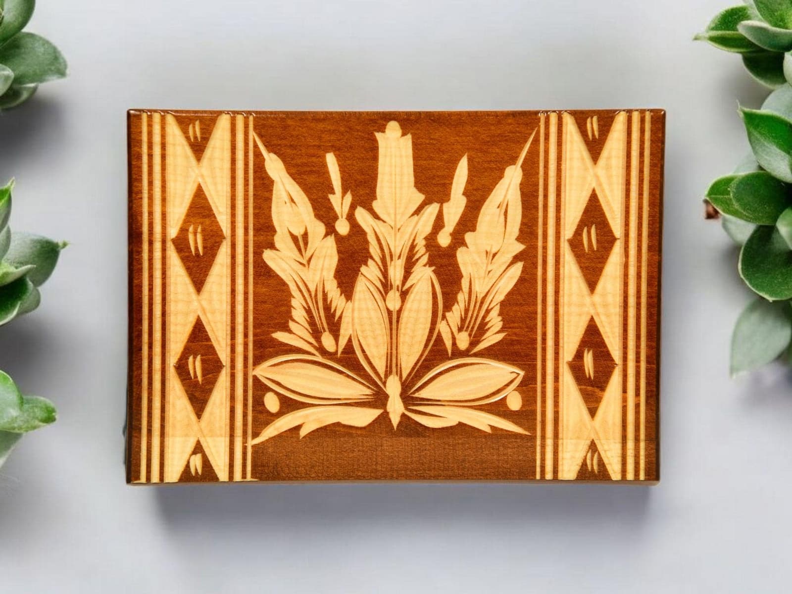 Caja de madera con forma de cofre y compartimento secreto para guardar objetos de valor