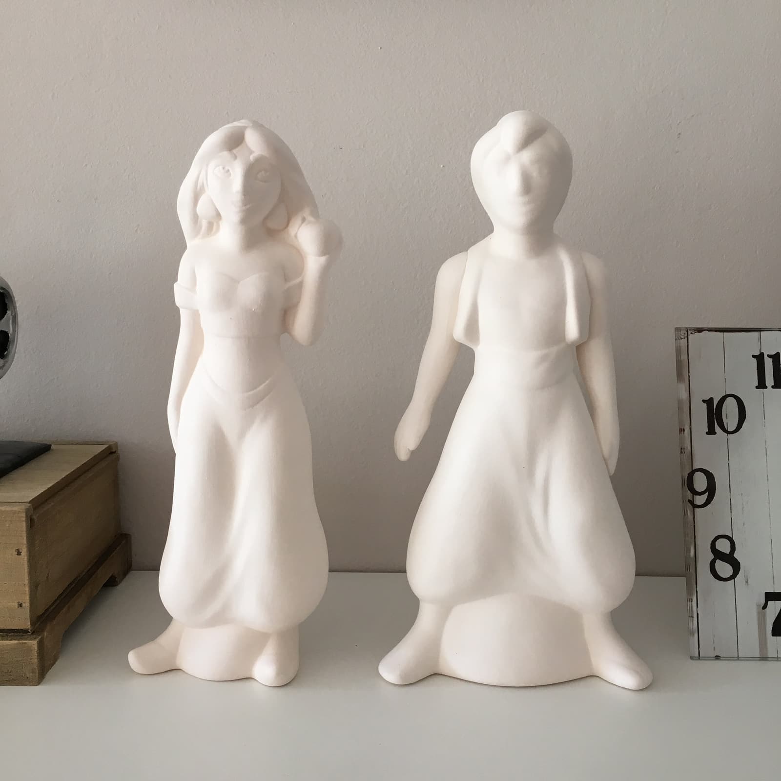 Figuras de Aladdín y Jasmín sin pintar, de Dimdesignstudio