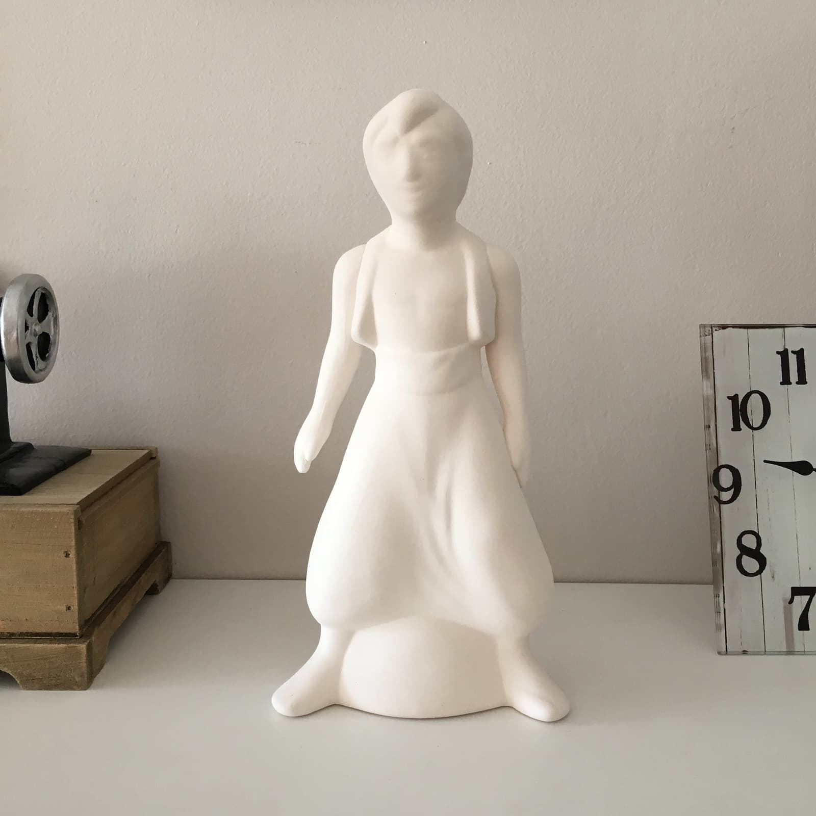 Figura de cerámica de Aladdín sin pintar, de Dimdesignstudio