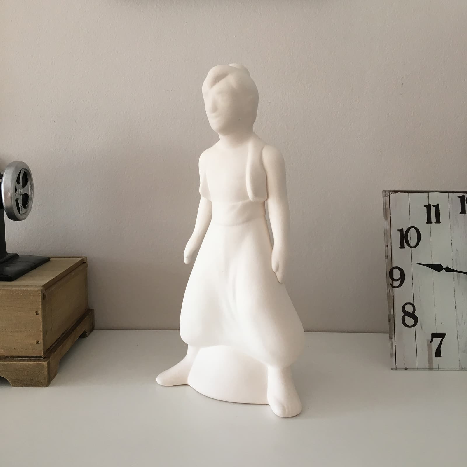 Detalle de la figura de Aladdín desde otro ángulo