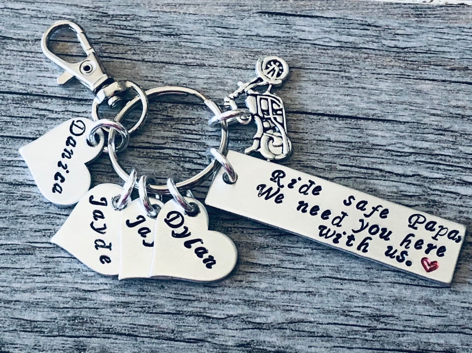 Llavero de moto personalizado con corazones y nombres, foto 2