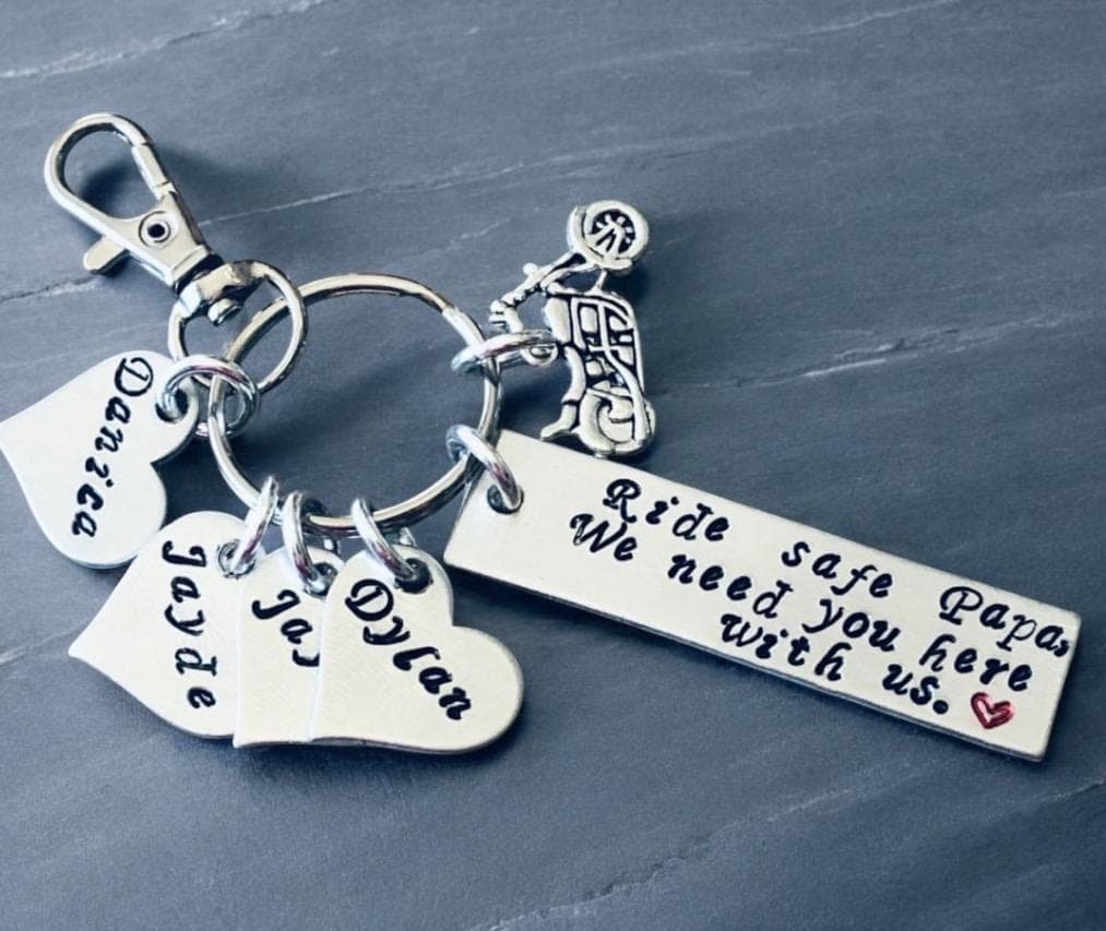 Llavero de moto personalizado con corazones y nombres, foto 3