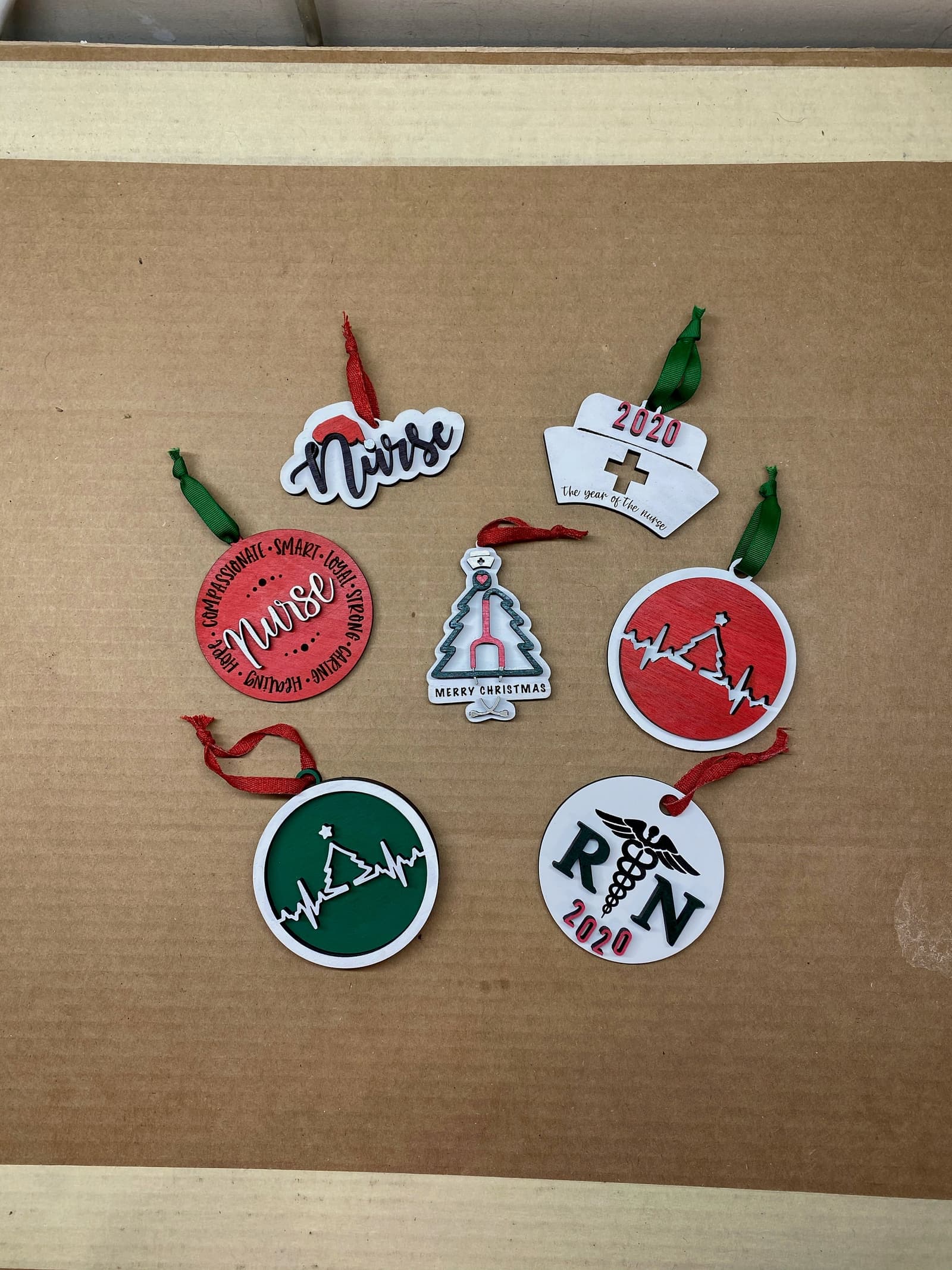 Adorno navideño de madera con estetoscopio para enfermera, foto 5