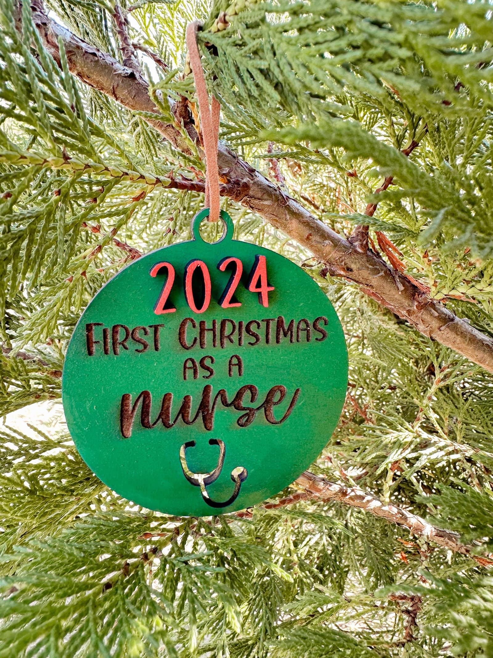 Adorno navideño de madera con estetoscopio para enfermera
