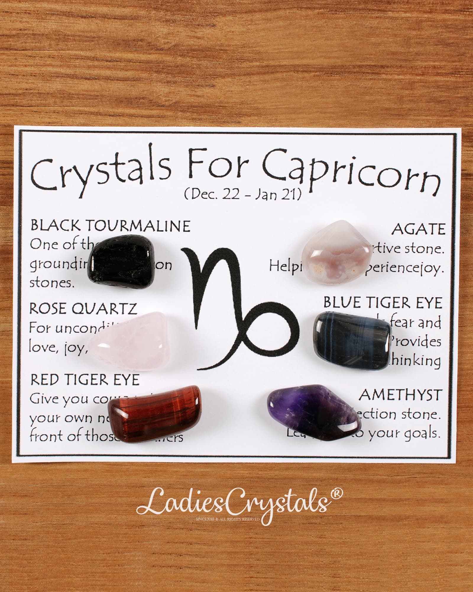 Tarjeta Crystals For Capricorn con las seis piedras del kit: turmalina negra, ágata, cuarzo rosa, ojo de tigre azul, ojo de tigre rojo y amatista