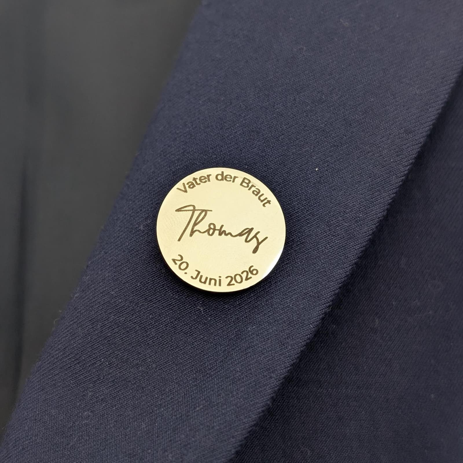 Pin elegante para la solapa de la chaqueta el día de la boda