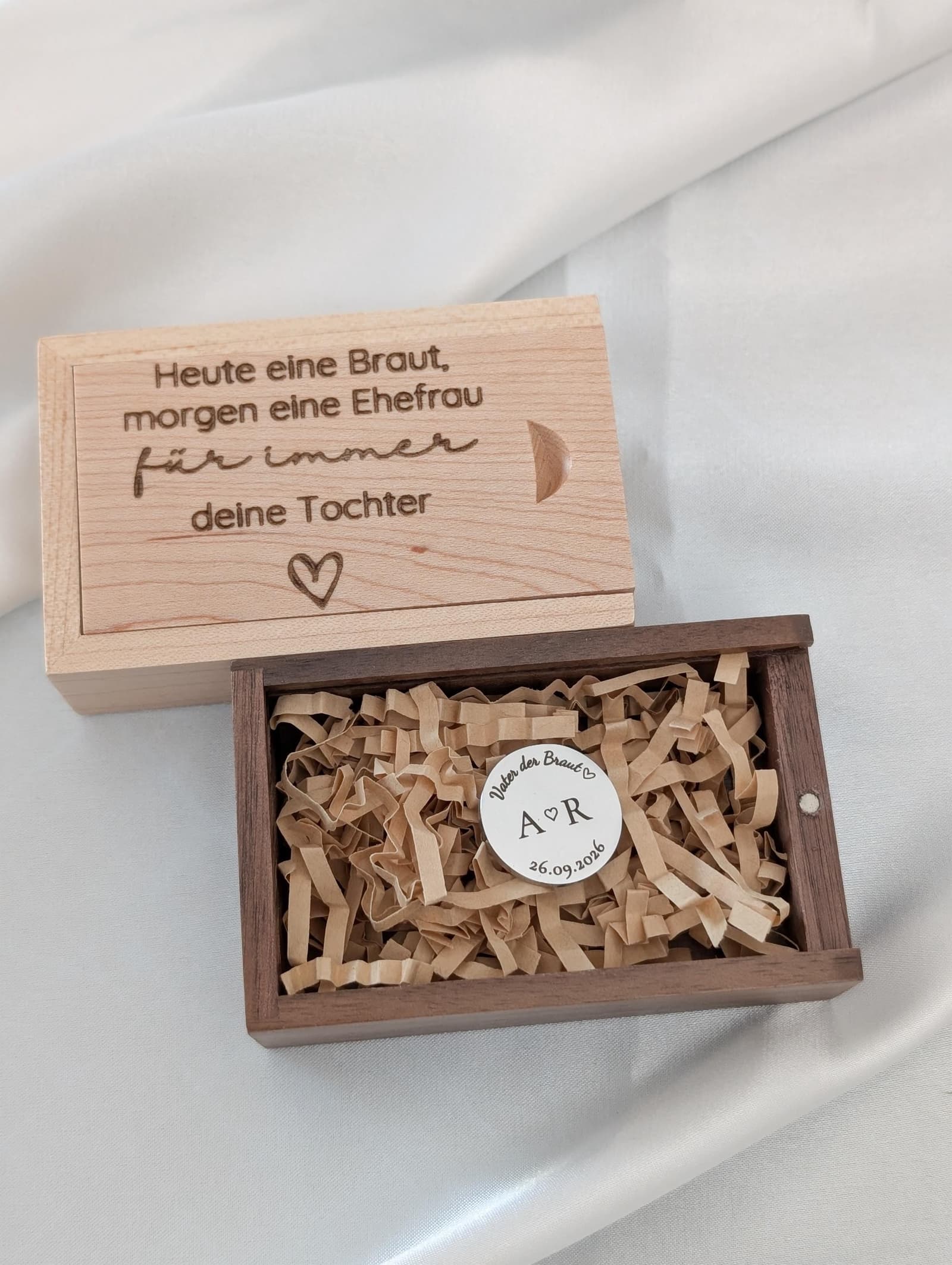Pin de boda grabado dentro de su caja de madera personalizada