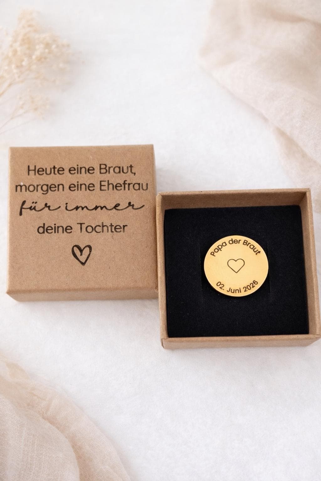 Pin de boda personalizado con grabado de corazón