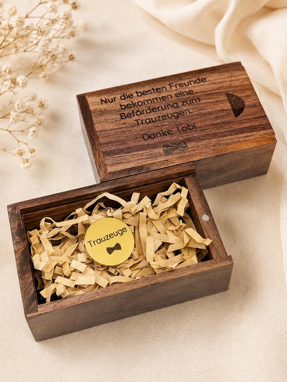 Pin dorado para testigo de boda presentado en caja de madera