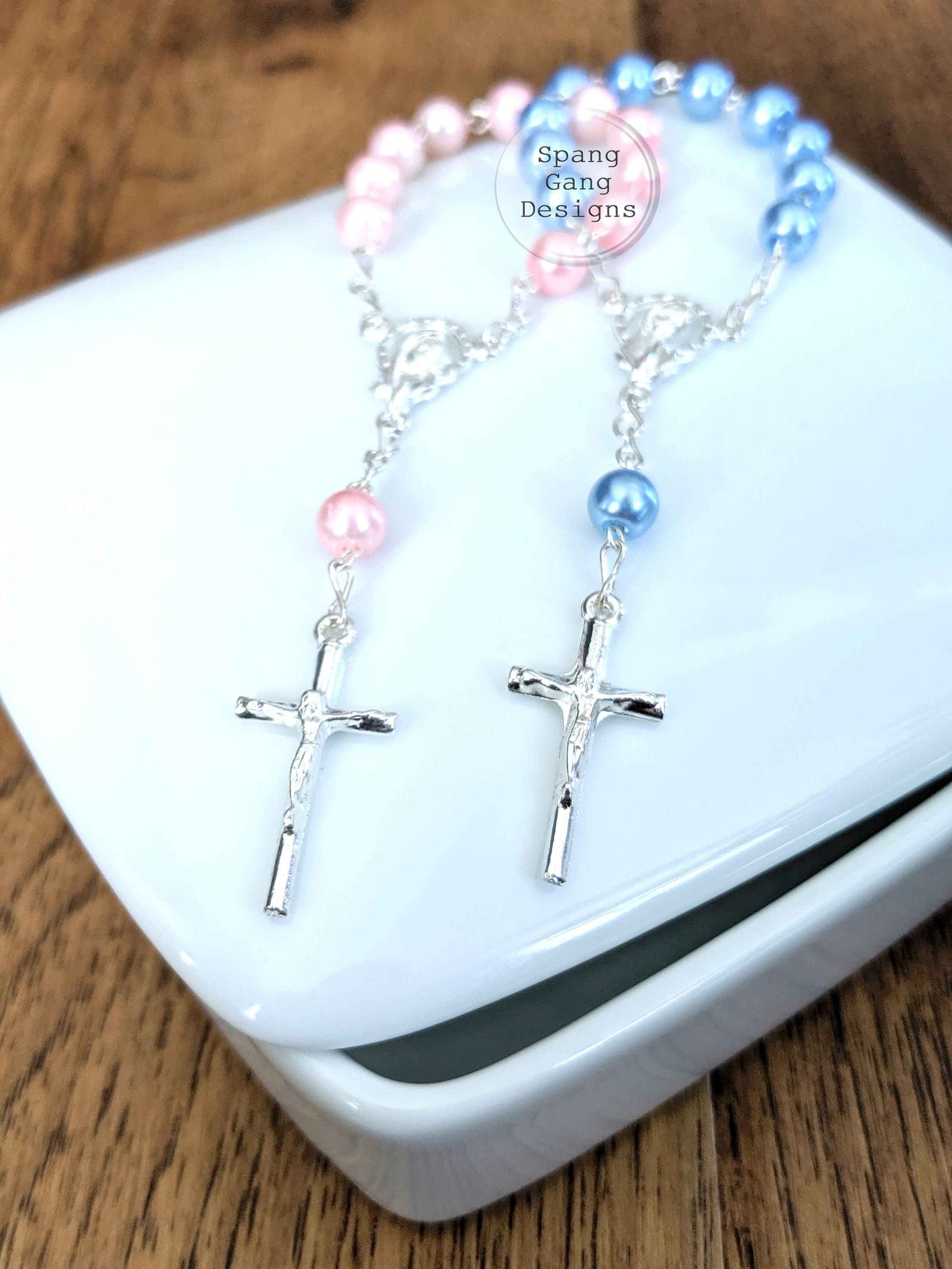 Cajita de porcelana con rosario para regalo religioso, foto 4