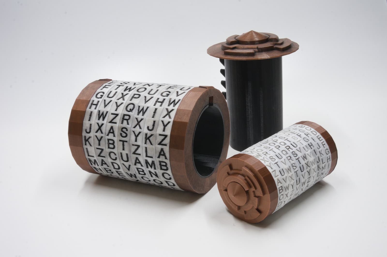 Cryptex de letras personalizable de LuichiProps, con acabado cobre y blanco