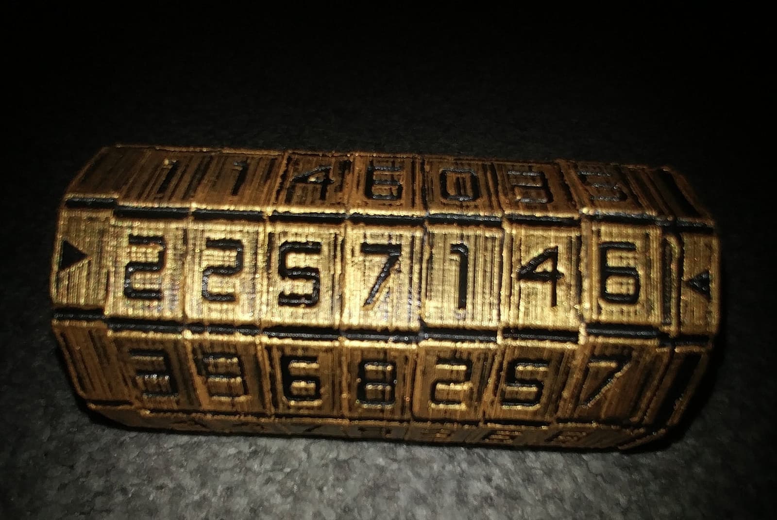 Mini cryptex de plástico negro y dorado de PuzzleboxGifts