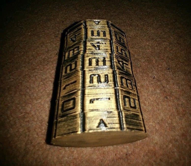 Mini cryptex abierto mostrando el compartimento interior