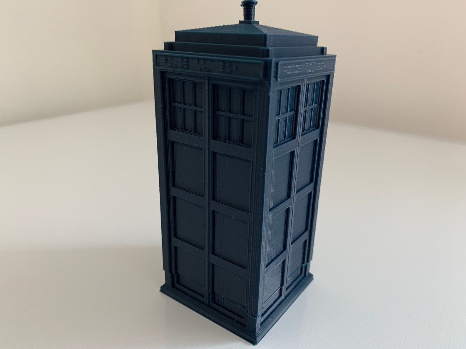 Detalle de la puerta de la TARDIS en la caja puzzle