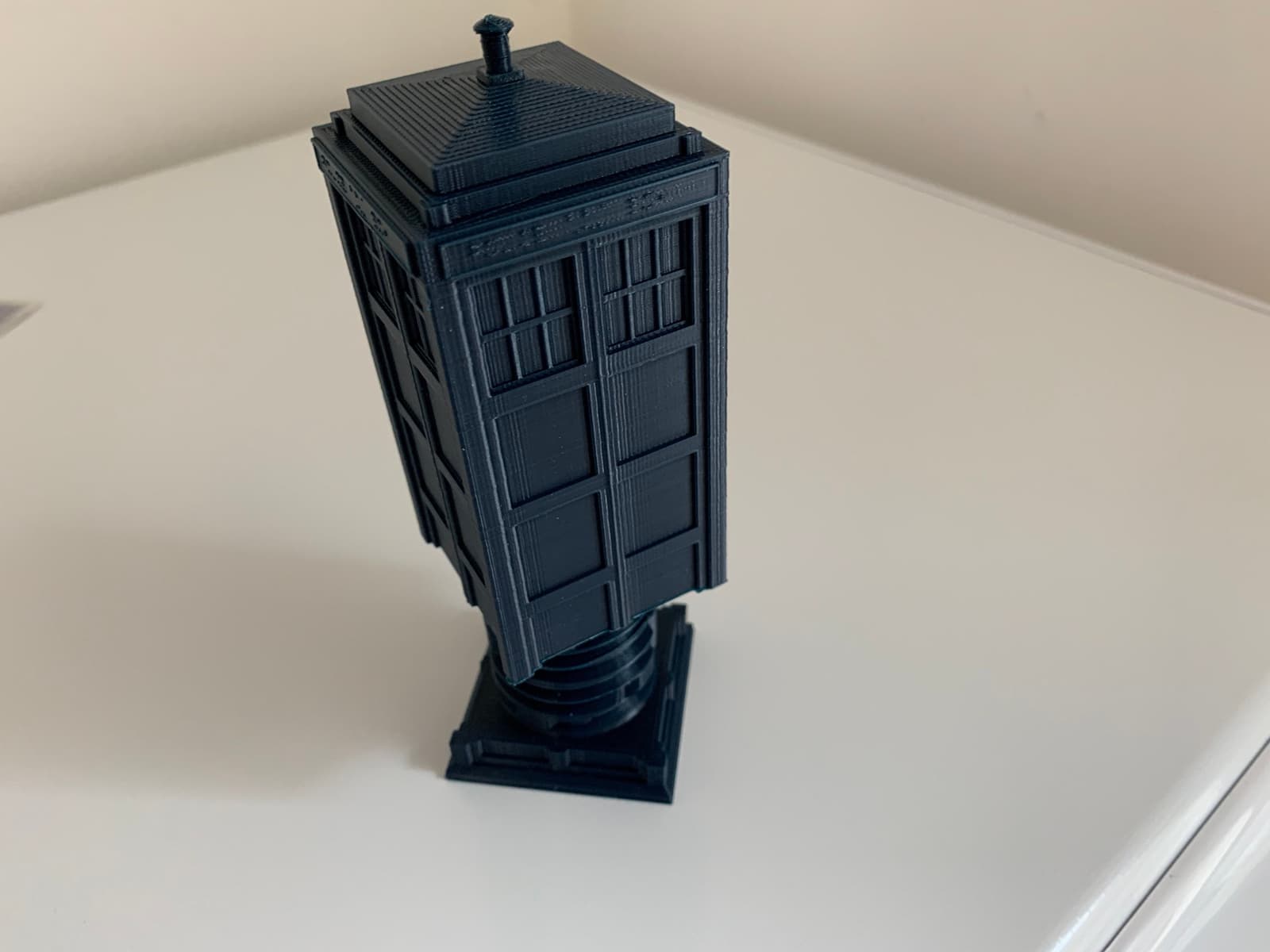 Caja TARDIS abierta con monedas dentro