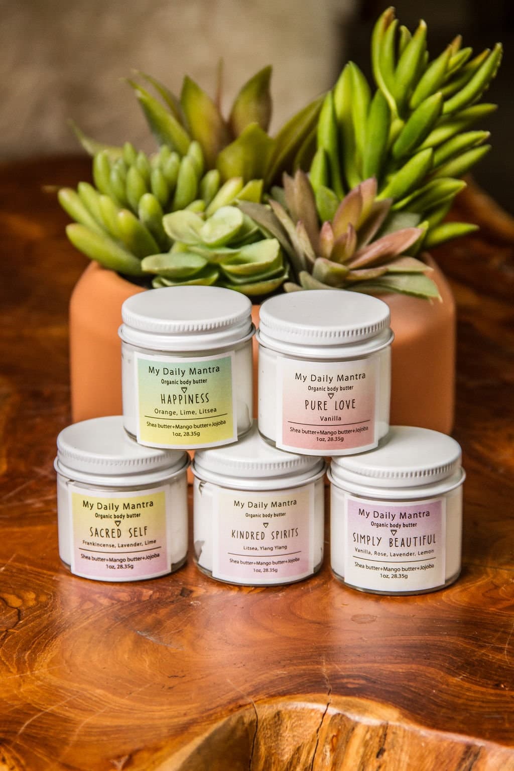 Botes de mantequilla corporal orgánica en los aromas Happiness, Pure Love, Sacred Self, Kindred Spirits y Simply Beautiful