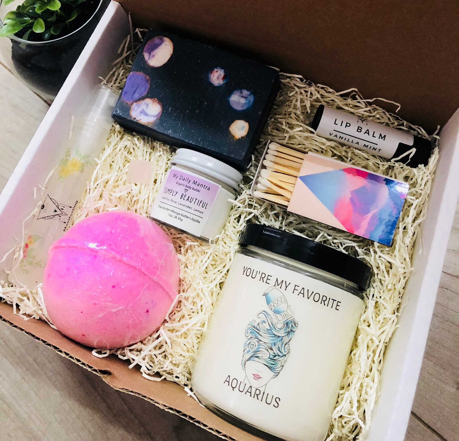 Caja de regalo de Acuario con vela, bomba de baño, jabón, mantequilla corporal y bálsamo labial
