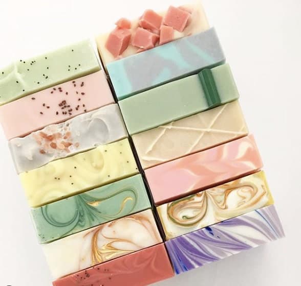 Pastillas de jabón artesanal cortadas en distintos colores y texturas