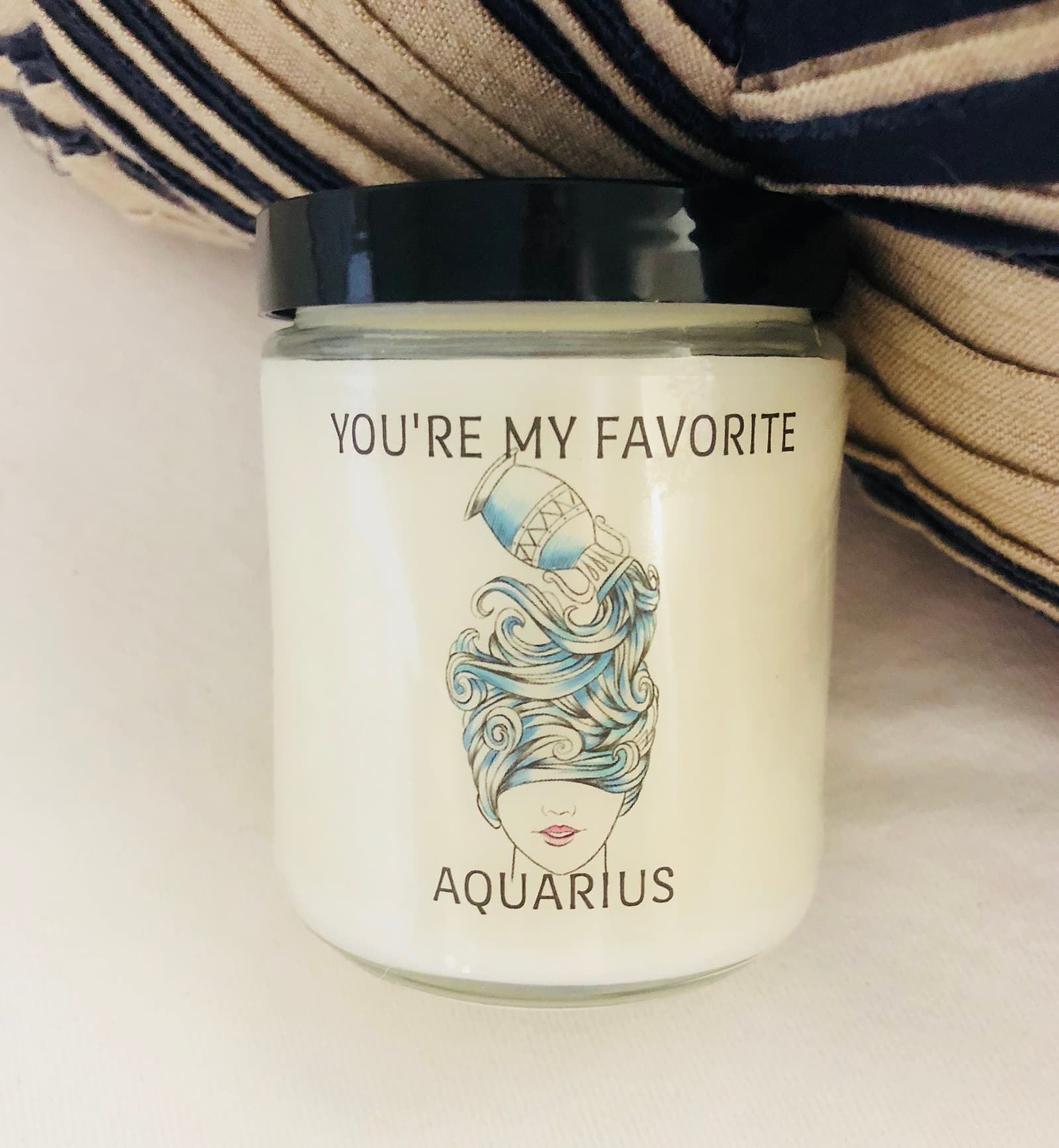 Vela de soja con la ilustración de Acuario y el texto You're my favorite Aquarius