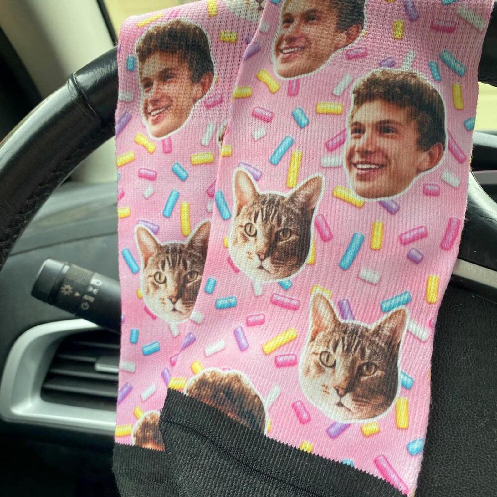 Calcetines rosas puestos, estampados con caras de gato