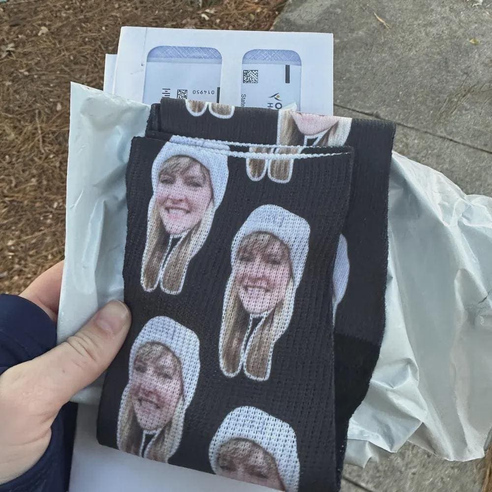 Calcetines negros con foto personalizada, sujetos con la mano