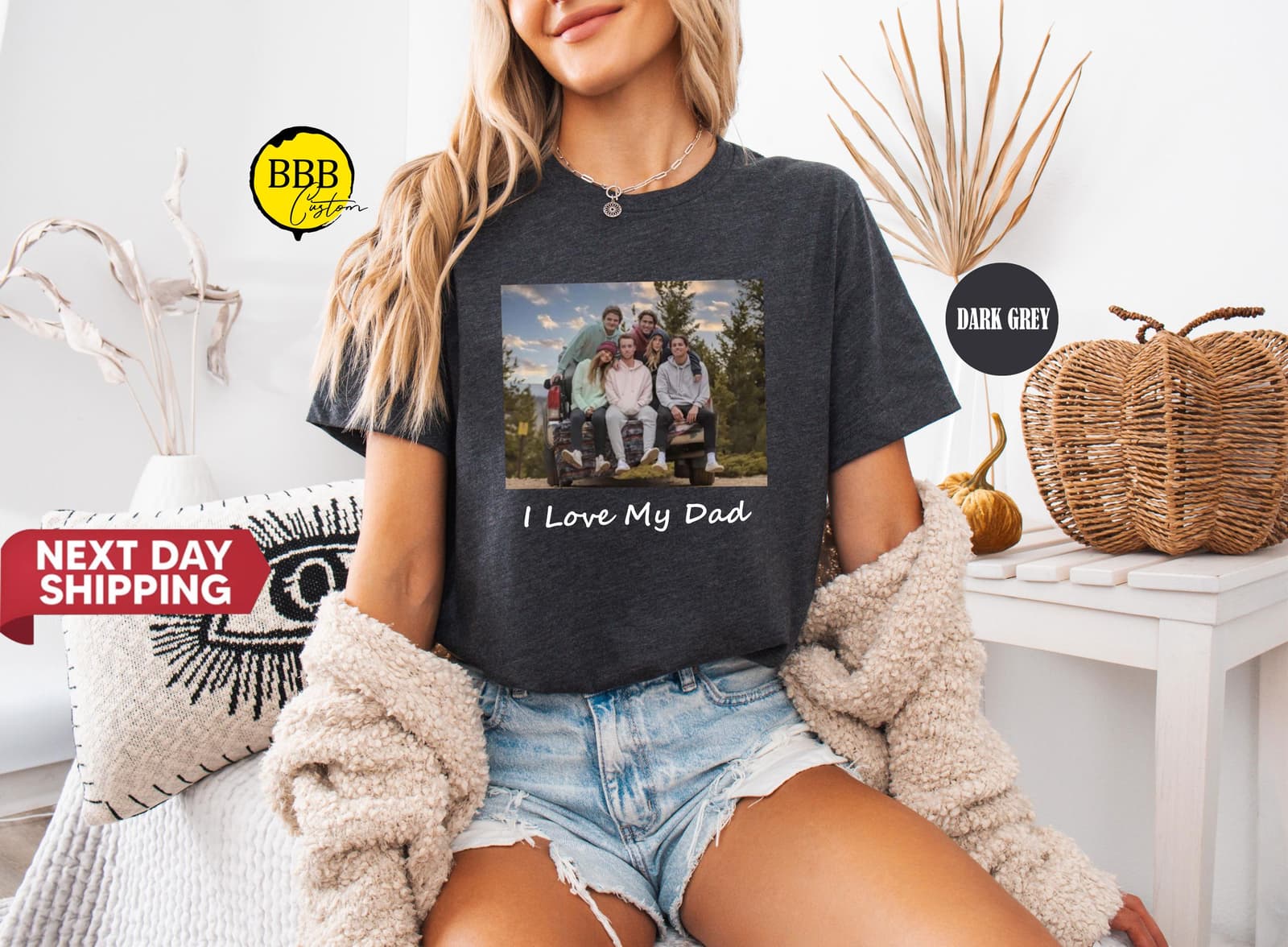 Camiseta blanca con una foto familiar impresa en el pecho