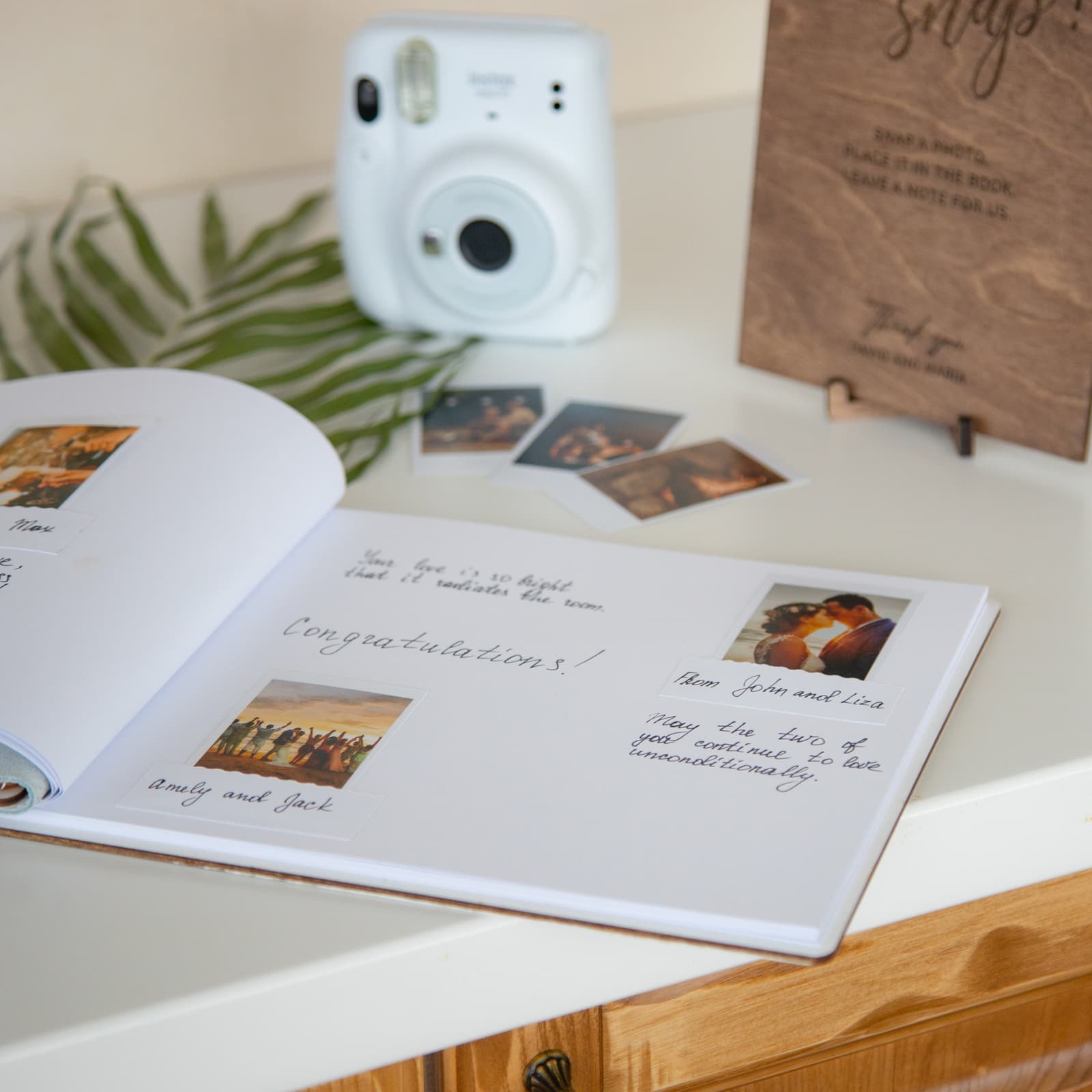 Página interior con esquineros para pegar fotos instantáneas