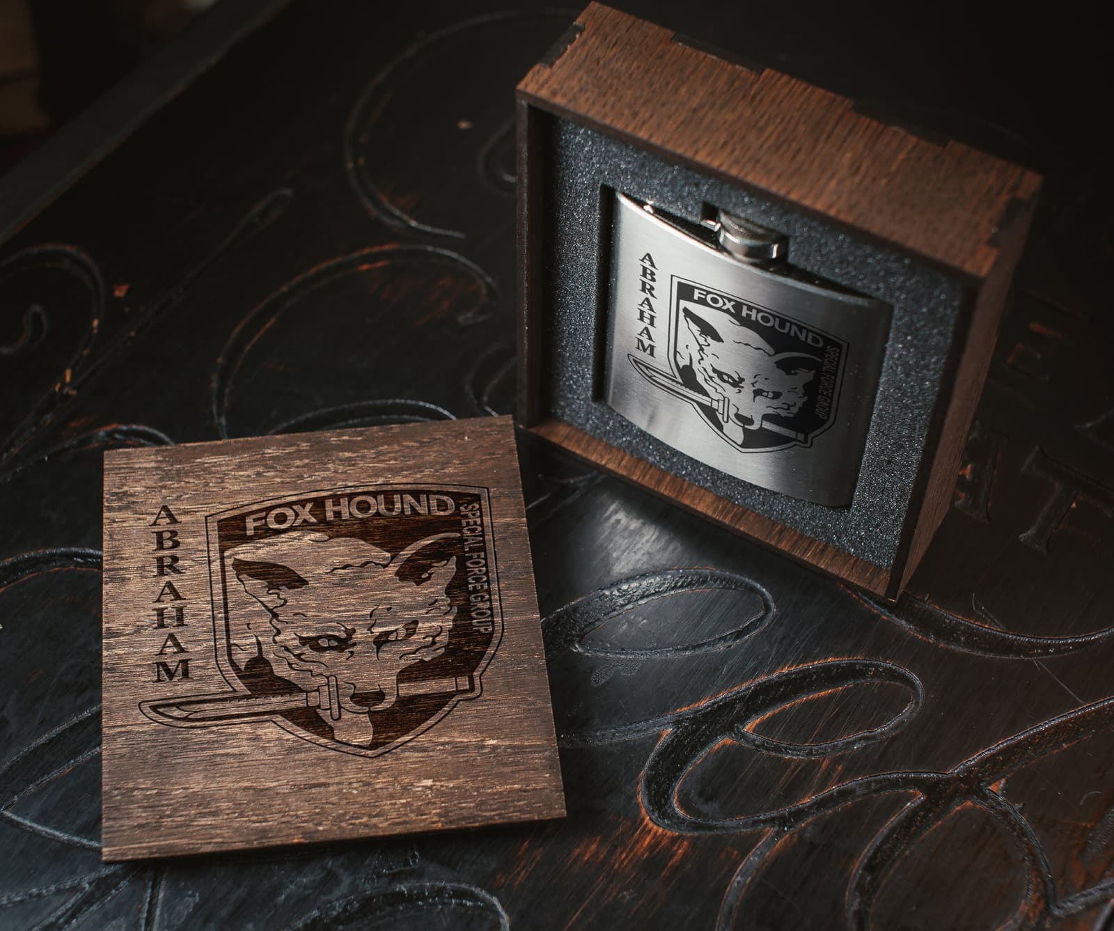 Detalle del grabado personalizado en la petaca