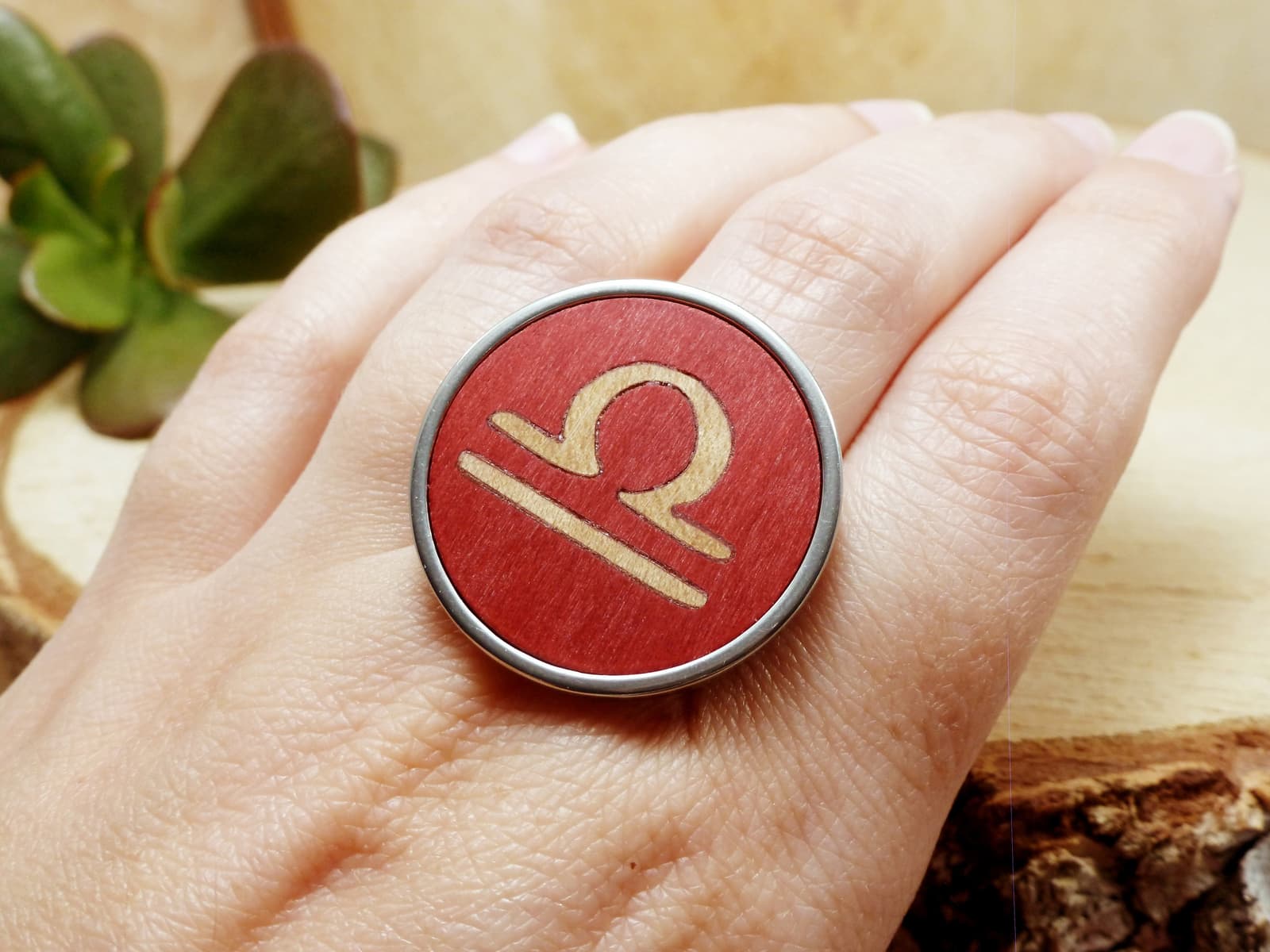 Anillo de madera y acero con el signo de Libra, foto 2