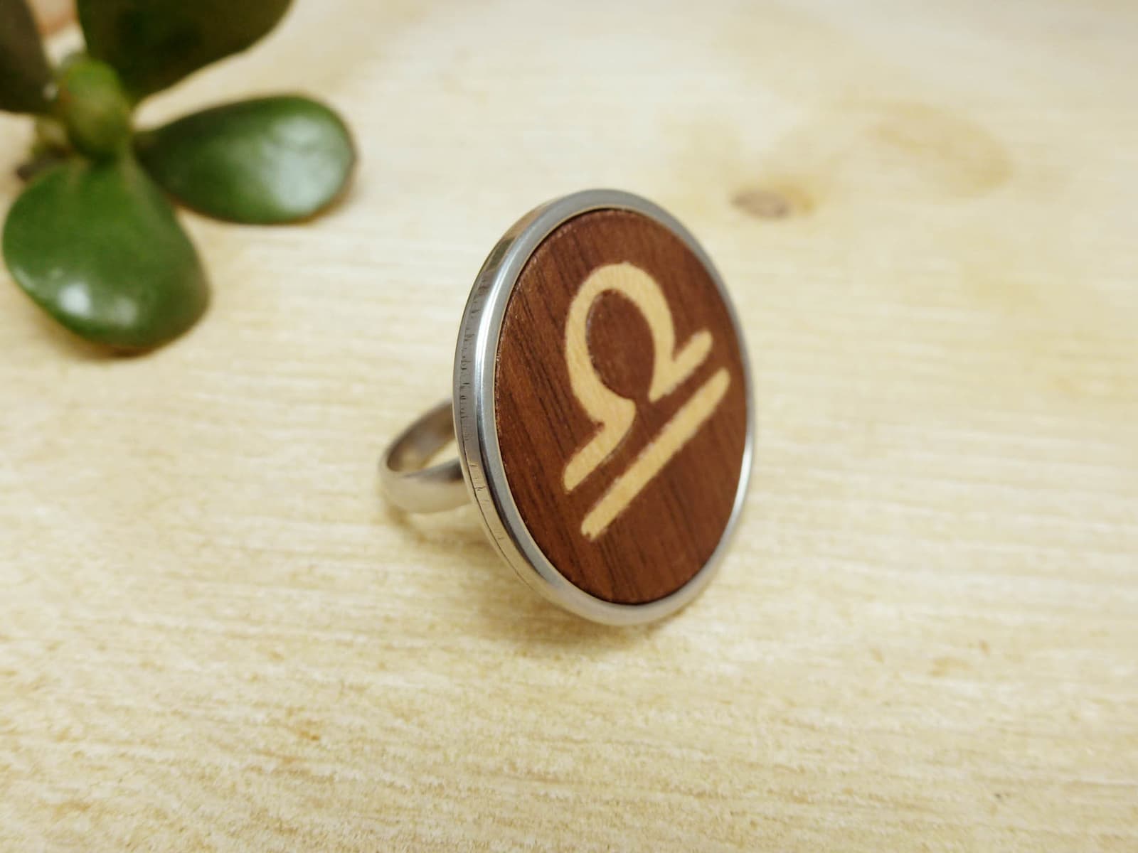 Anillo de madera y acero con el signo de Libra, foto 10