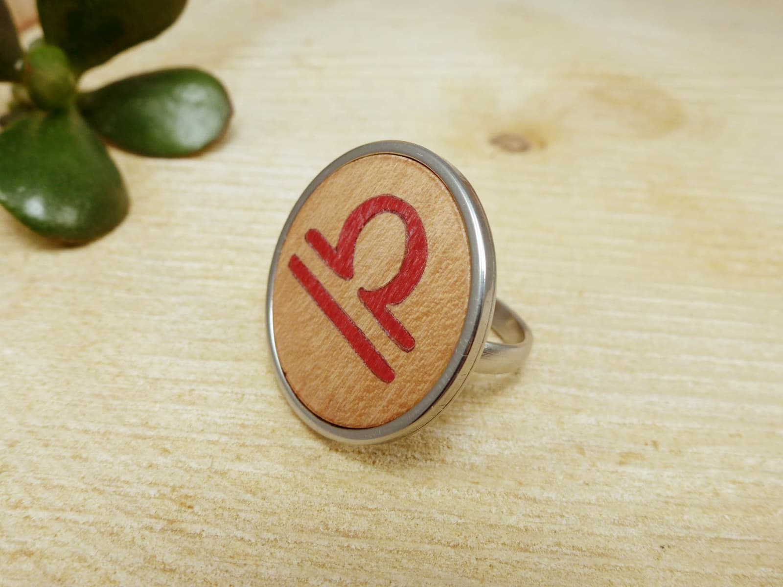 Anillo de madera y acero con el signo de Libra, foto 5