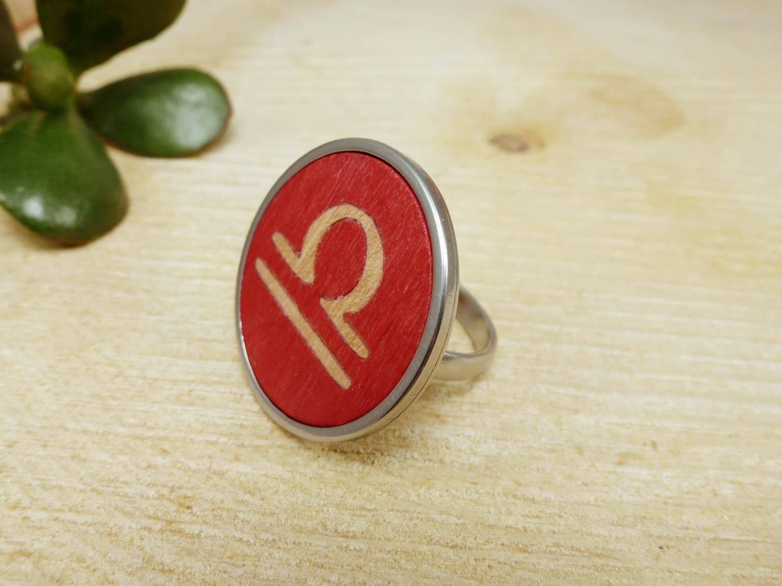 Anillo de madera y acero con el signo de Libra