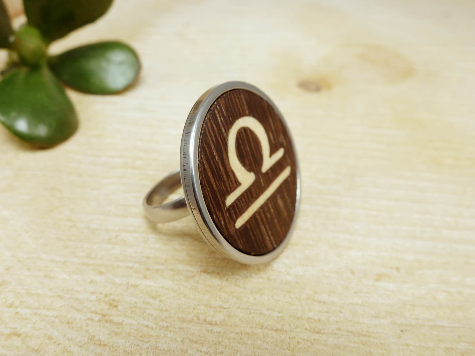 Anillo de madera y acero con el signo de Libra, foto 7