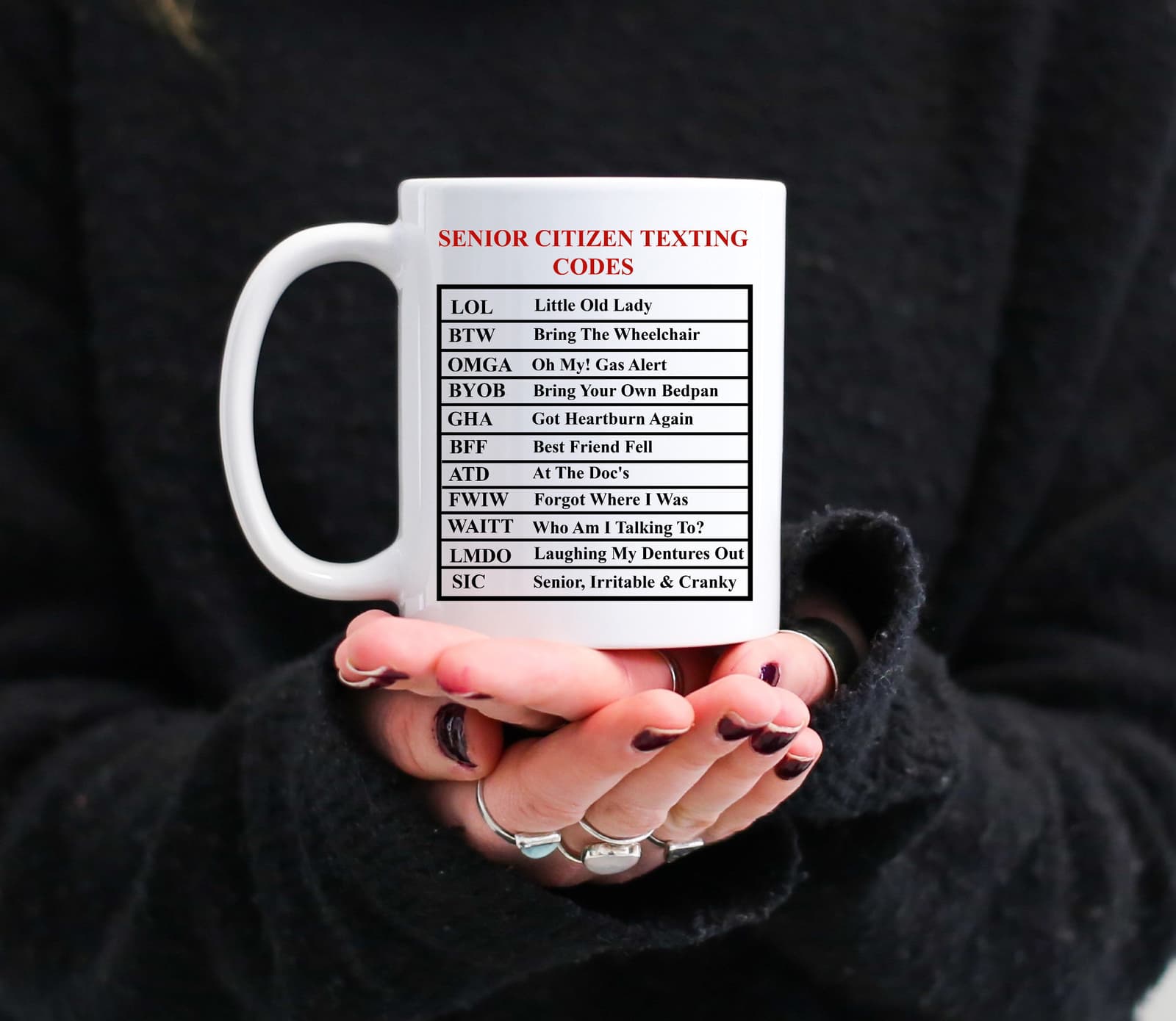 taza con códigos de mensajería para personas mayores