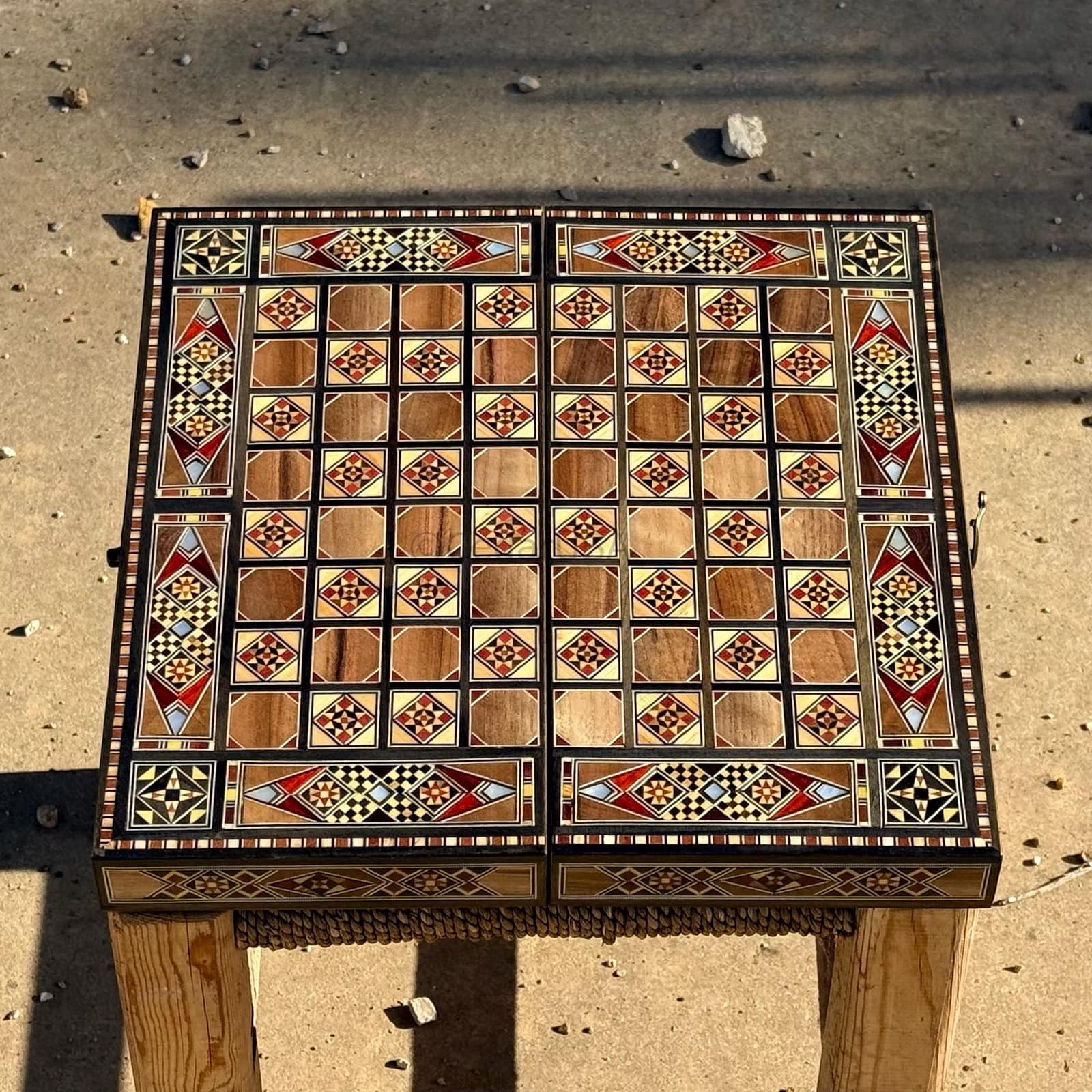 Tablero de ajedrez y backgammon artesanal, foto 9