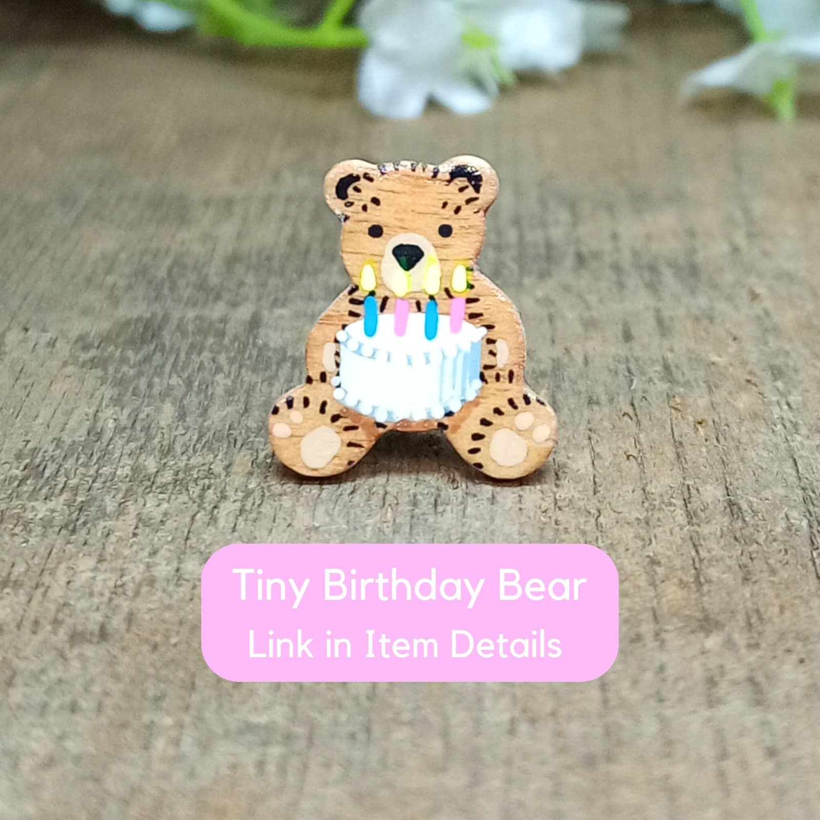 Pin o imán de oso motero de madera, foto 10