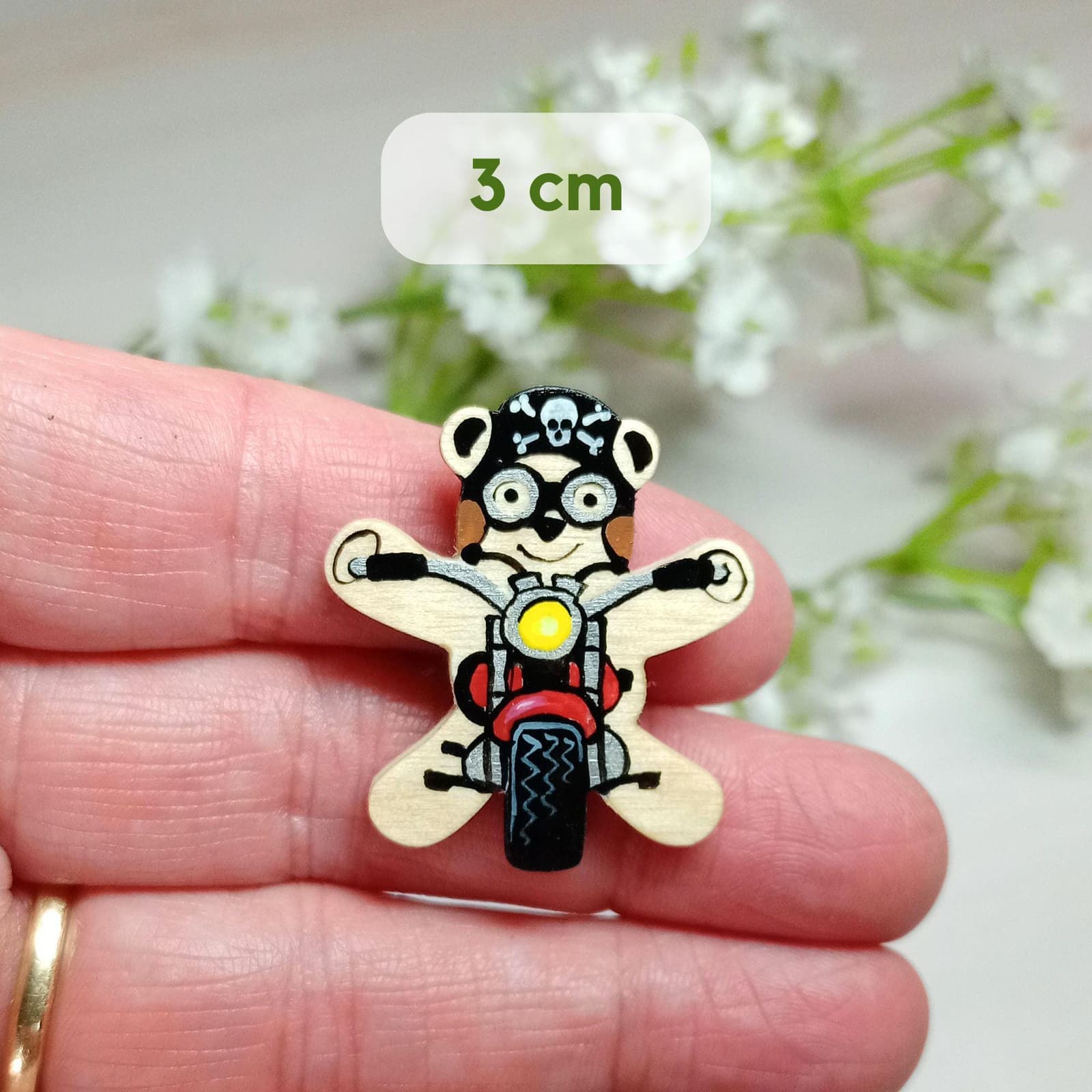 Pin o imán de oso motero de madera, foto 4