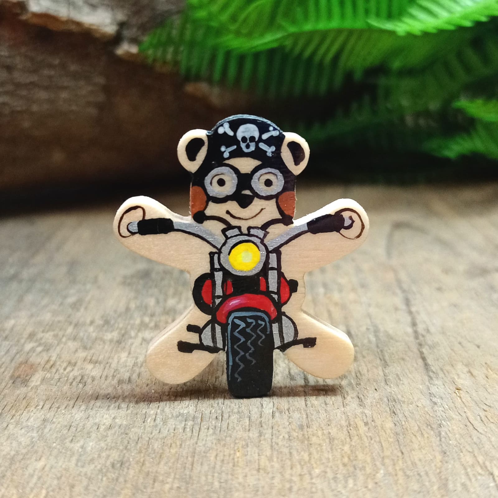 Pin o imán de oso motero de madera