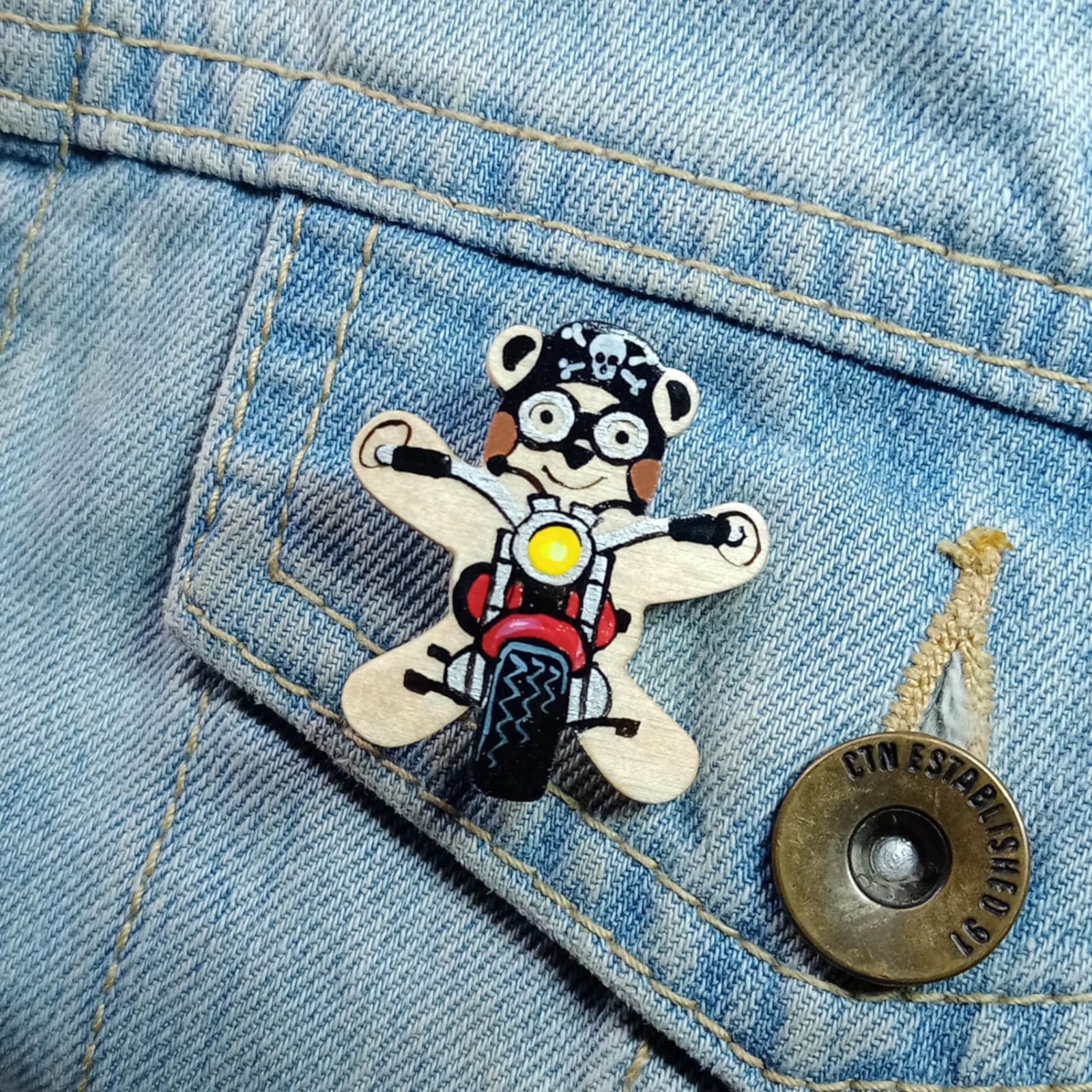 Pin o imán de oso motero de madera, foto 3