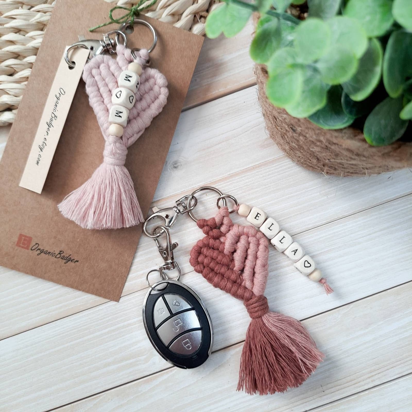 Llaveros de macramé con forma de corazón, en varios colores, con cuentas de madera formando distintos nombres