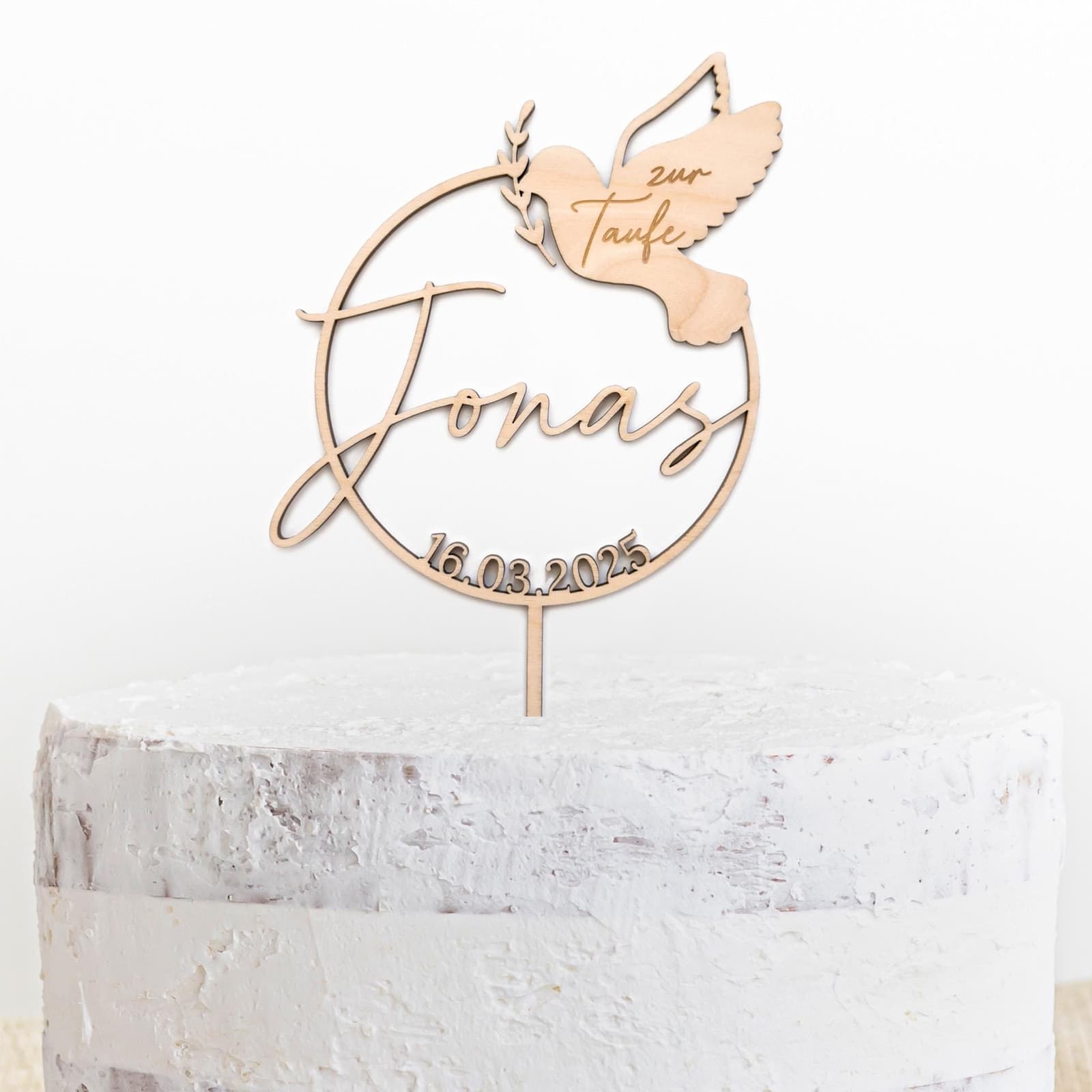 Hochwertiger Cake Topper mit christlicher Taube – personalisiert & handgefertigt: Eine stilvolle Tortendeko mit symbolischer Bedeutung! Die edle Taubenform steht für Segen & Frieden, ideal für Taufen, Kommunionen & Konfirmationen. Mit Wunschname & Datum graviert.