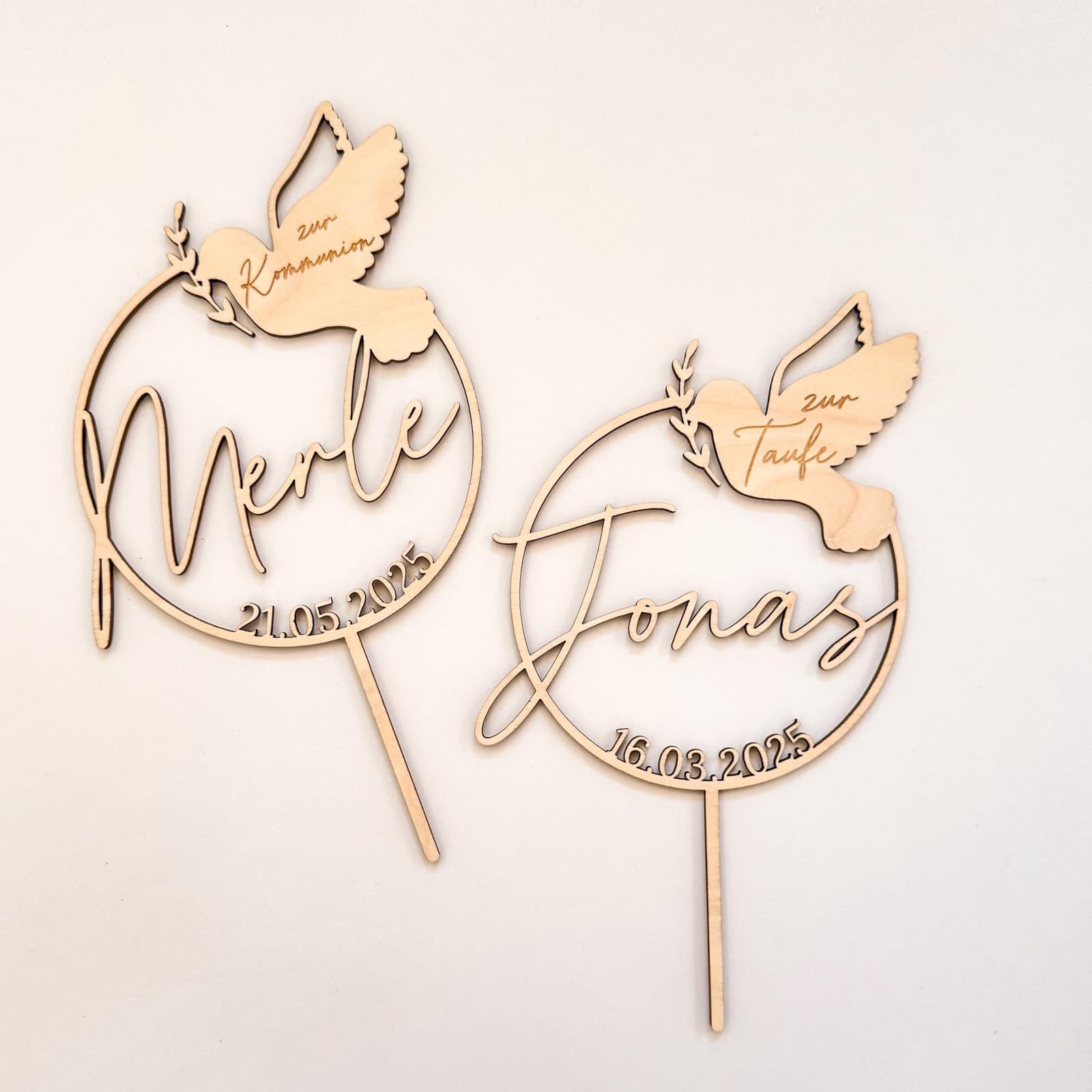 Handgefertigte christliche Tortendeko mit Taube & individueller Gravur: Verleihe der Festtagstorte eine persönliche Note mit diesem stilvollen Cake Topper aus Holz! Die Taube als Zeichen des Glaubens wird mit Name & Datum graviert – perfekt für religiöse Anlässe.