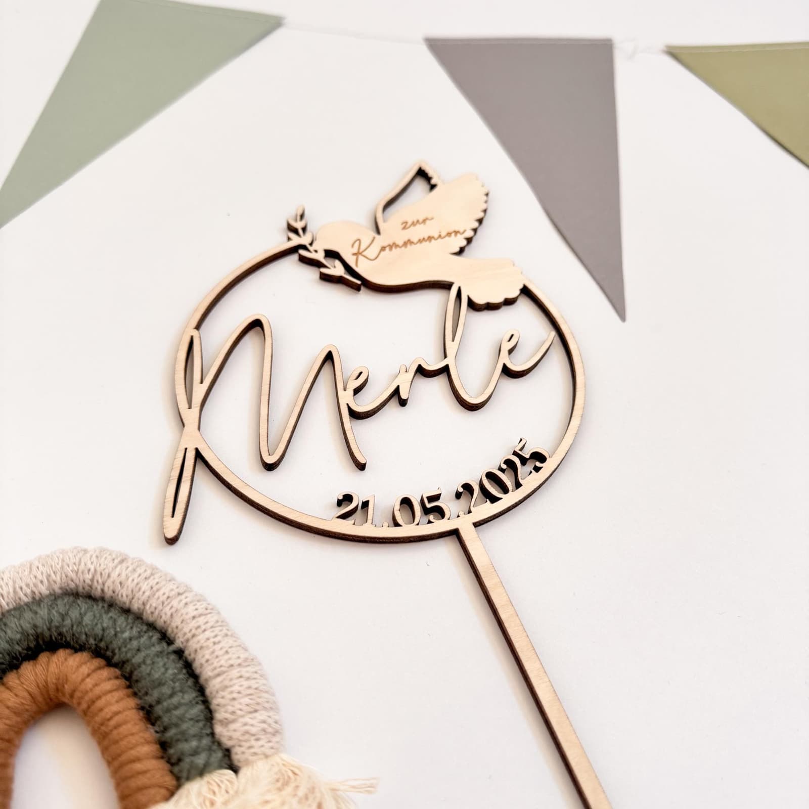 Edler Cake Topper mit Taubenmotiv – personalisiert für religiöse Feiern: Dieser filigrane Holz-Kuchenstecker mit gravierter Taube verleiht jeder Festtagstorte eine besondere Bedeutung. Perfekt für Taufe, Kommunion oder Konfirmation – individuell graviert mit Name & Datum. Nachhaltig gefertigt, liebevoll gestaltet und eine wunderschöne Erinnerung an einen unvergesslichen Tag. Ideal als Geschenk für Täuflinge, Kommunionskinder oder Konfirmanden.