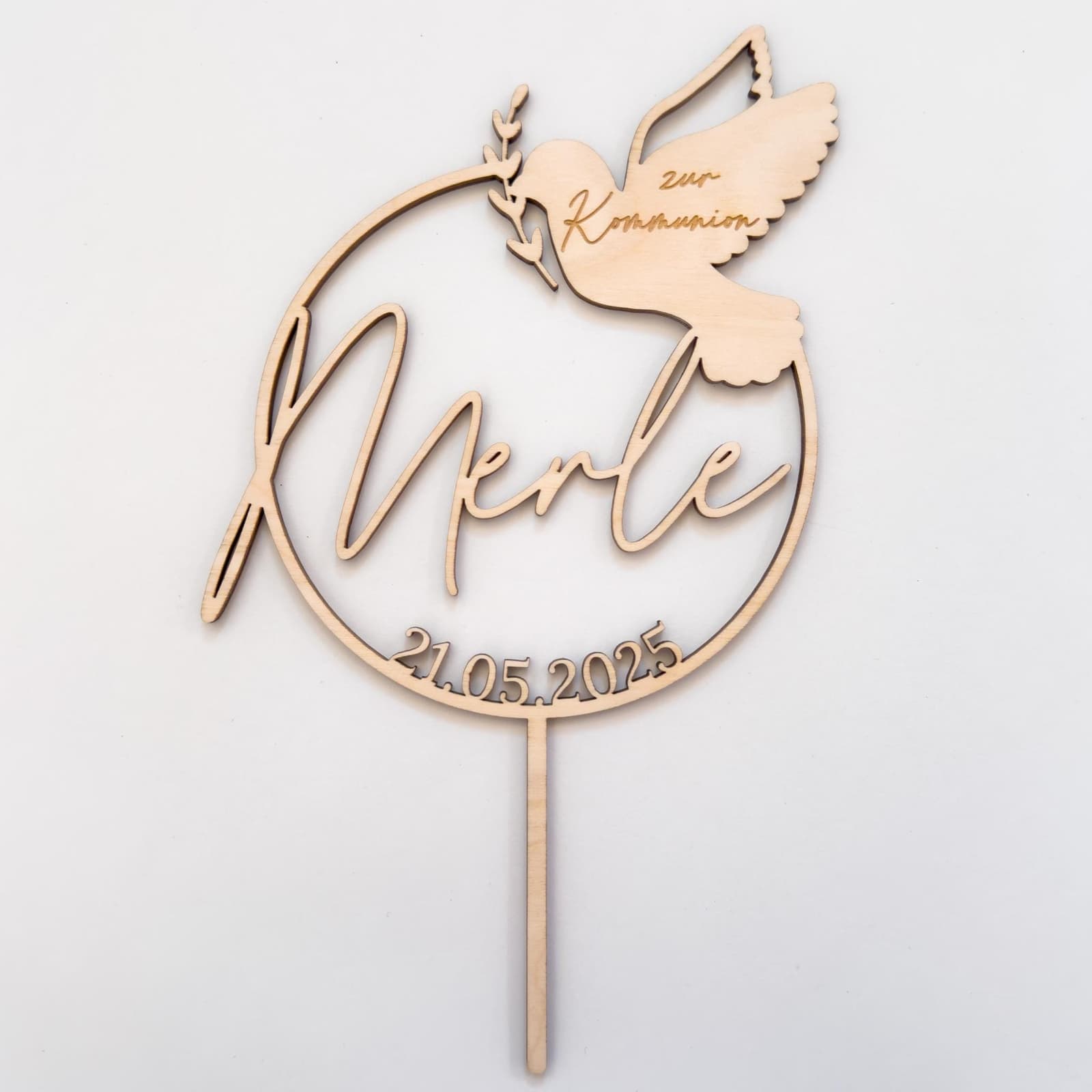 Individueller Kuchenstecker mit Taubenmotiv – für unvergessliche Momente: Dieser edle Cake Topper mit personalisierter Gravur ist eine wunderschöne Ergänzung für christliche Feste. Die Taube als spirituelles Symbol unterstreicht die Bedeutung von Taufe, Kommunion & Konfirmation.
