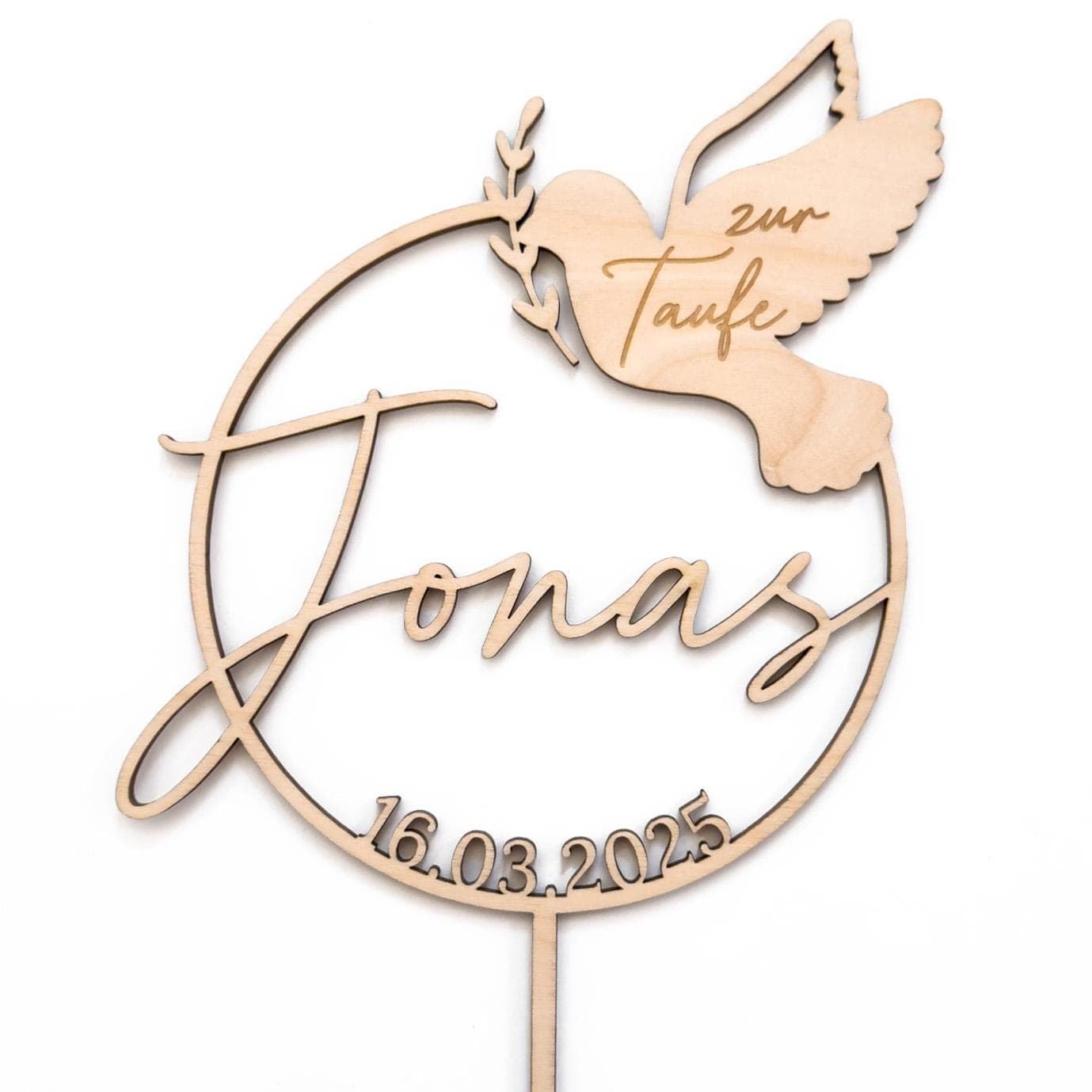 Wunderschöner Holz-Kuchenstecker mit Taubenmotiv – für besondere Anlässe: Die Taube als Symbol des Friedens und des Heiligen Geistes macht diesen personalisierten Cake Topper zur perfekten Dekoration für christliche Feierlichkeiten. Ein liebevolles Erinnerungsstück für lange Zeit.