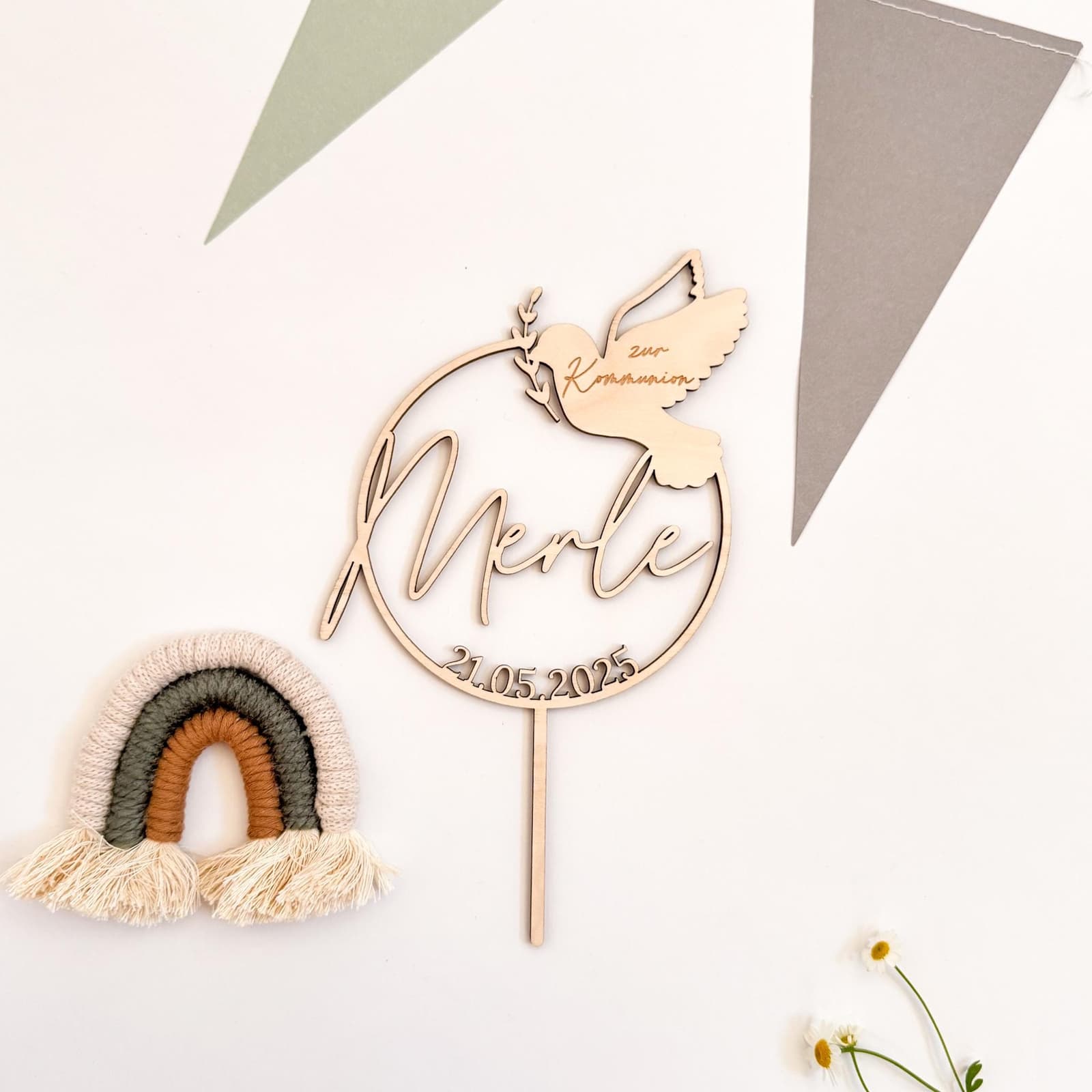 Personalisierter Cake Topper aus Holz mit Taube – für Taufe, Kommunion & Konfirmation: Filigraner Kuchenstecker mit christlichem Taubenmotiv, personalisiert mit Name & Datum. Perfekte Tortendeko für religiöse Feiern, nachhaltig & hochwertig verarbeitet.