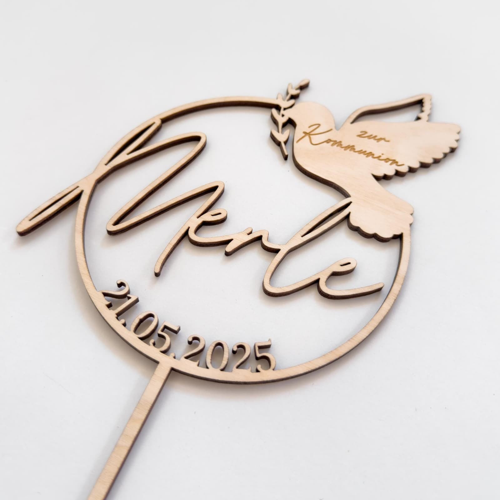 Tortenstecker zur Taufe, Kommunion oder Konfirmation mit persönlicher Gravur: Ein einzigartiges Andenken für christliche Feiern! Der aus Holz gefertigte Cake Topper mit filigraner Taube verleiht der Festtagstorte eine besondere Note. Nachhaltig & individuell personalisierbar.